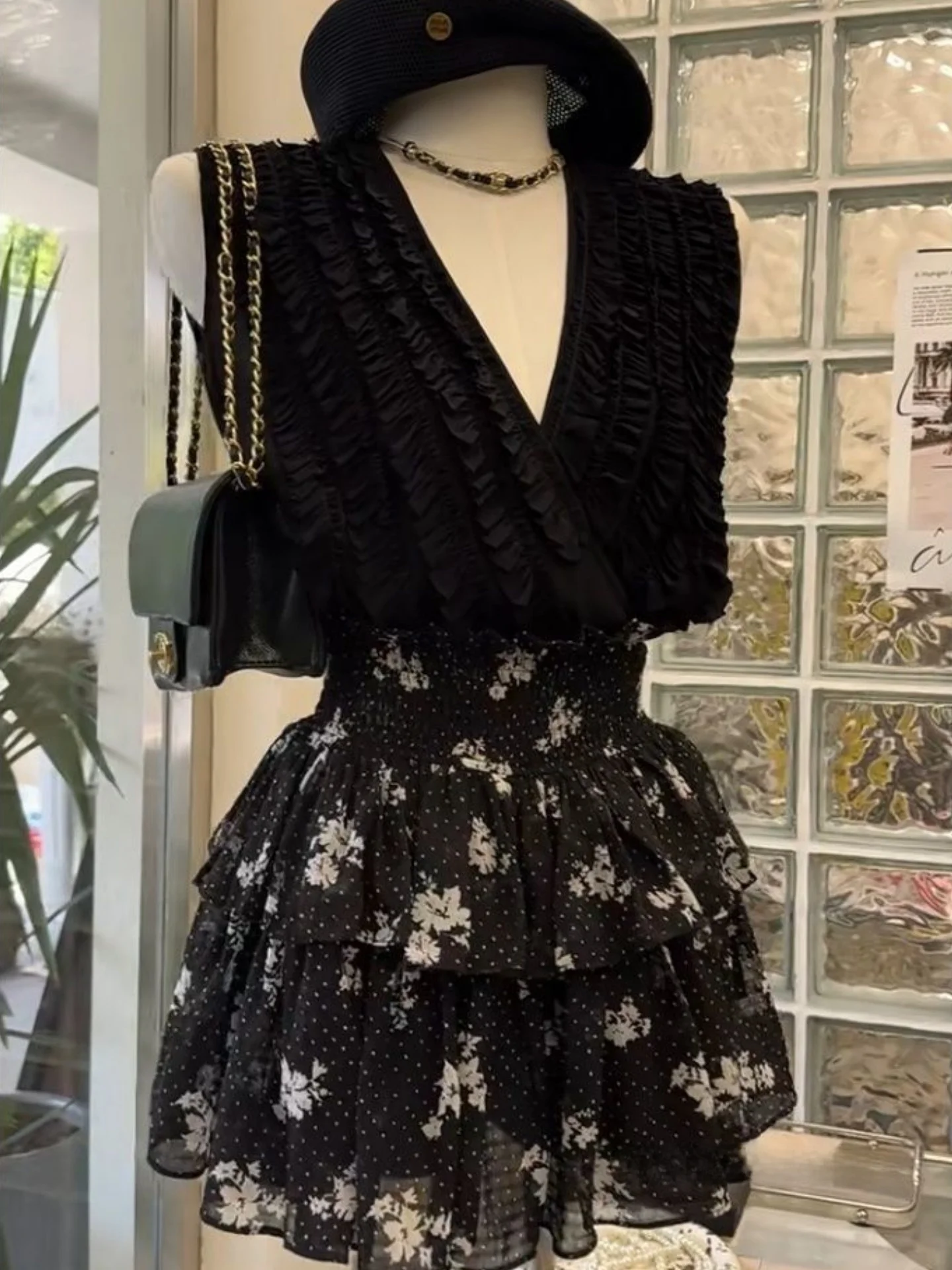 

Летний комплект 2025: Модный корейский стиль – женский топ-жилет с V-образным вырезом и пышная юбка макси с цветочным принтом на высокой талии