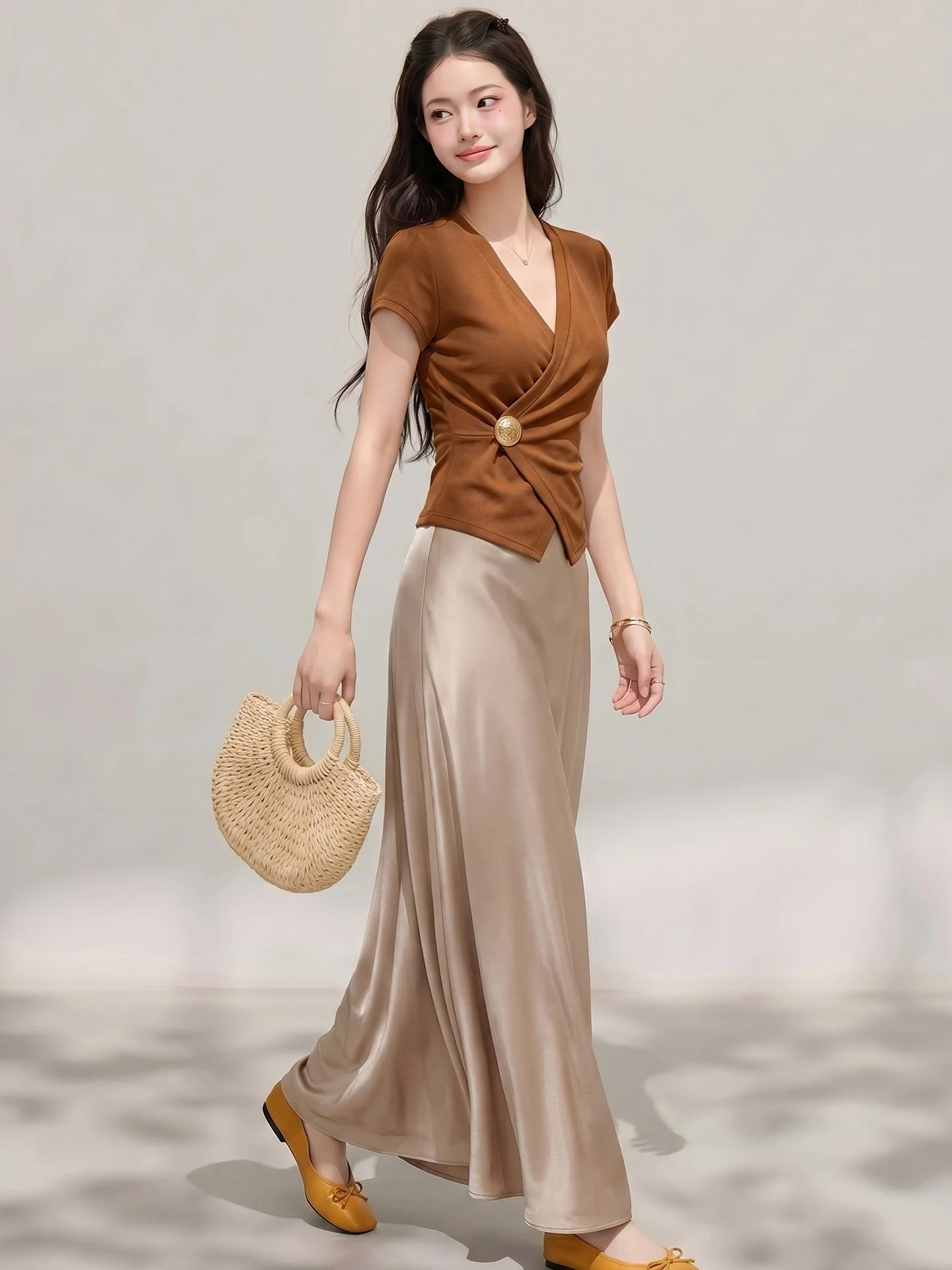 Elegant Coffee-Colored V-Neck Waist-Cinching Women's T-Shirt Summer 2026 Seasonal High-End Feel One-Button Light Maturity