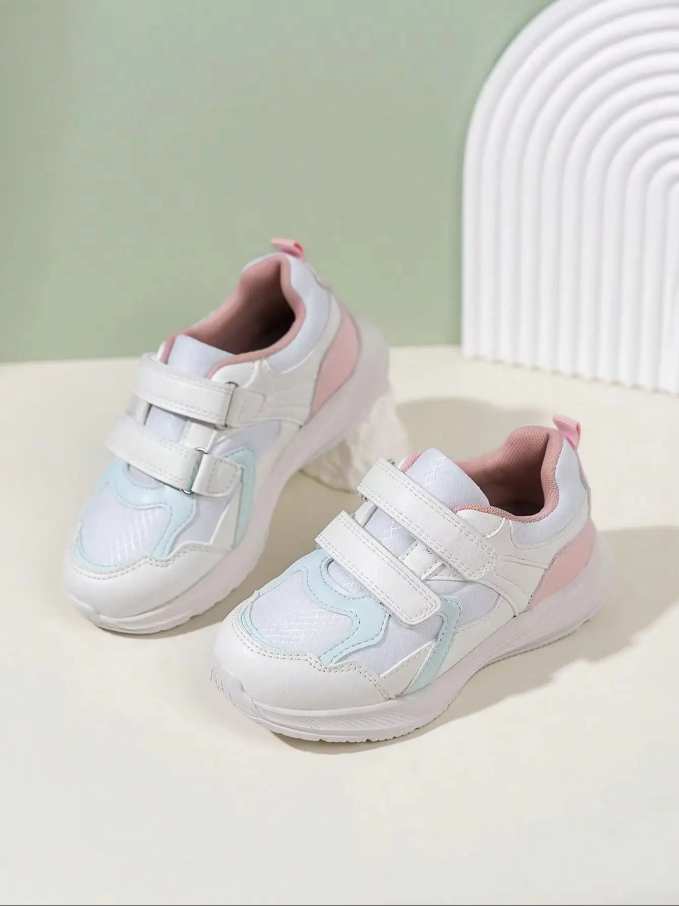 New Kids Casual Sneakers, with unique color matching design. Lightweight, breathable, wear-resistant and anti-slip, suitable for