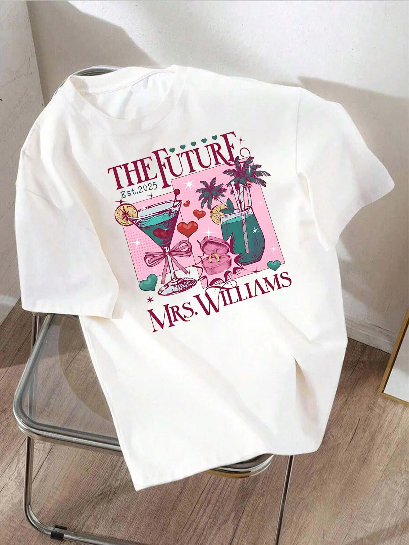 

Плюс размер THE FUTURE Est 2025 Mrs Williams Модная стильная универсальная футболка с коктейльным рисунком
