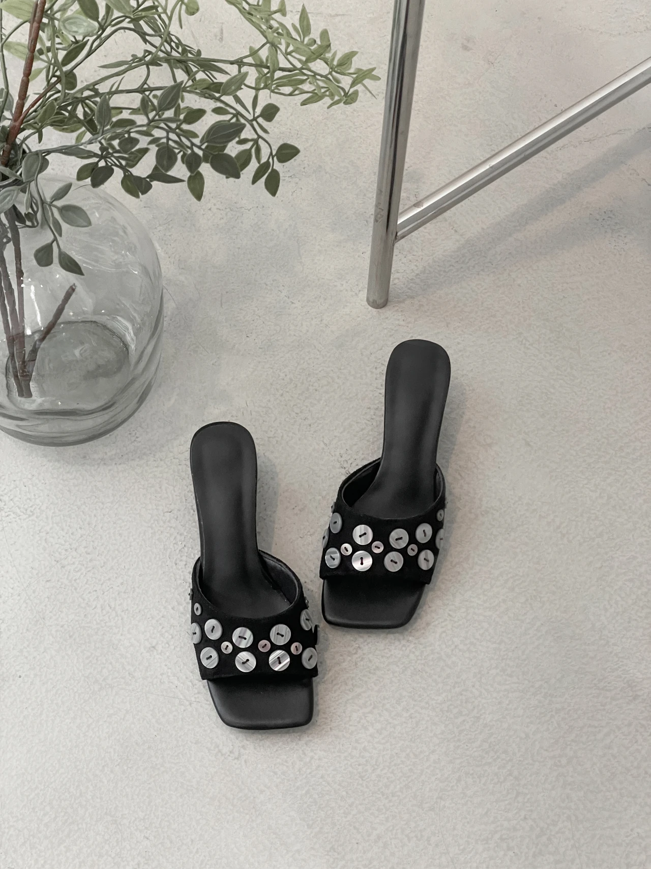 Chic Black Unique Heel Button Flat Slide Sandals for Women Summer 2026 New French Style Slip-On Square Toe Sandals