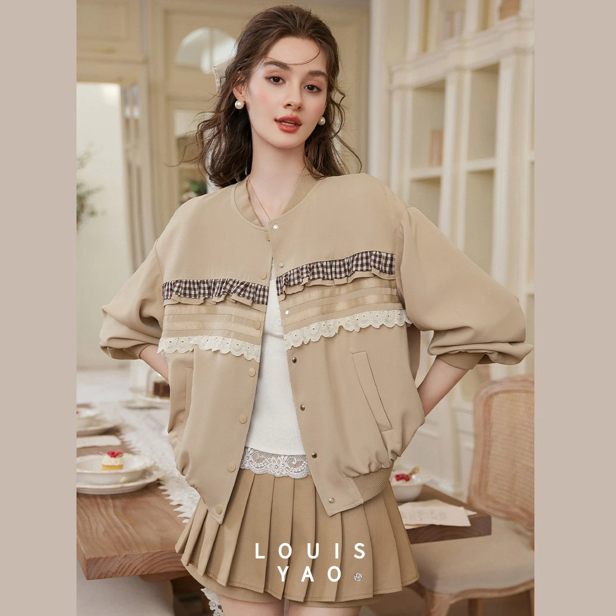 

Женская бейсбольная куртка LOUISYAO 2026: Весенняя модель с цветовыми блоками, клетчатыми вставками и кружевной отделкой, повседневный свободный крой, высококачественный кардиган-пальто