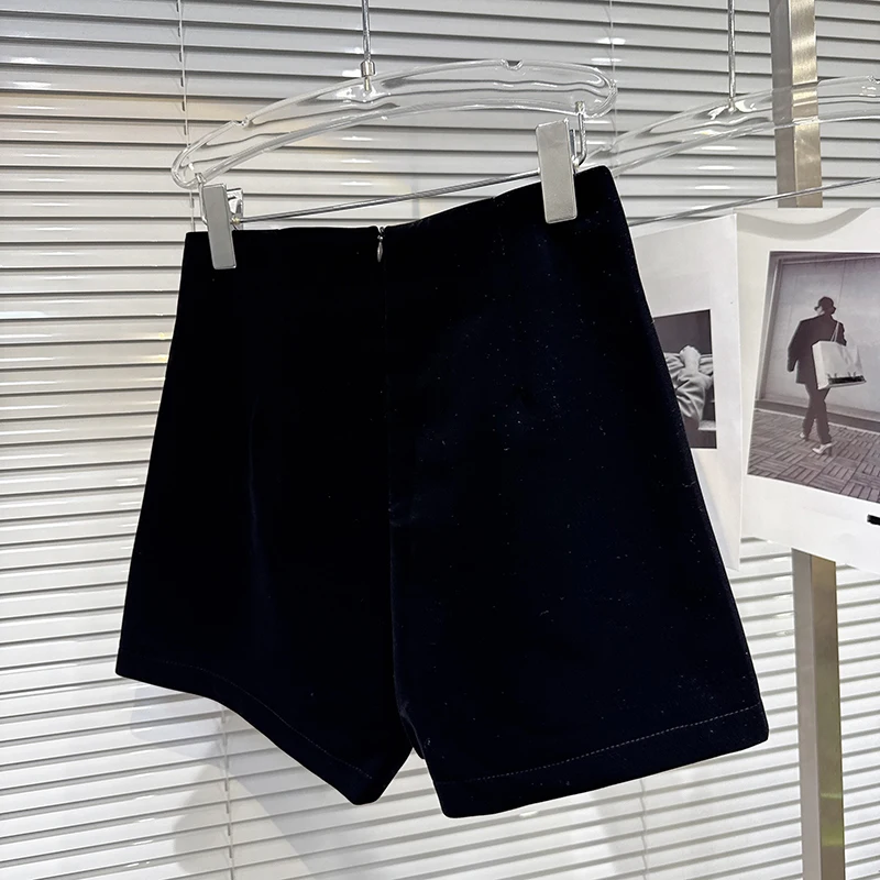 Lichte luxe socialite fluwelen shorts met dubbele rij en metalen gesp voor dames in de winter van 2025, nieuwe veelzijdige slim-fit shorts voor woon-werkverkeer