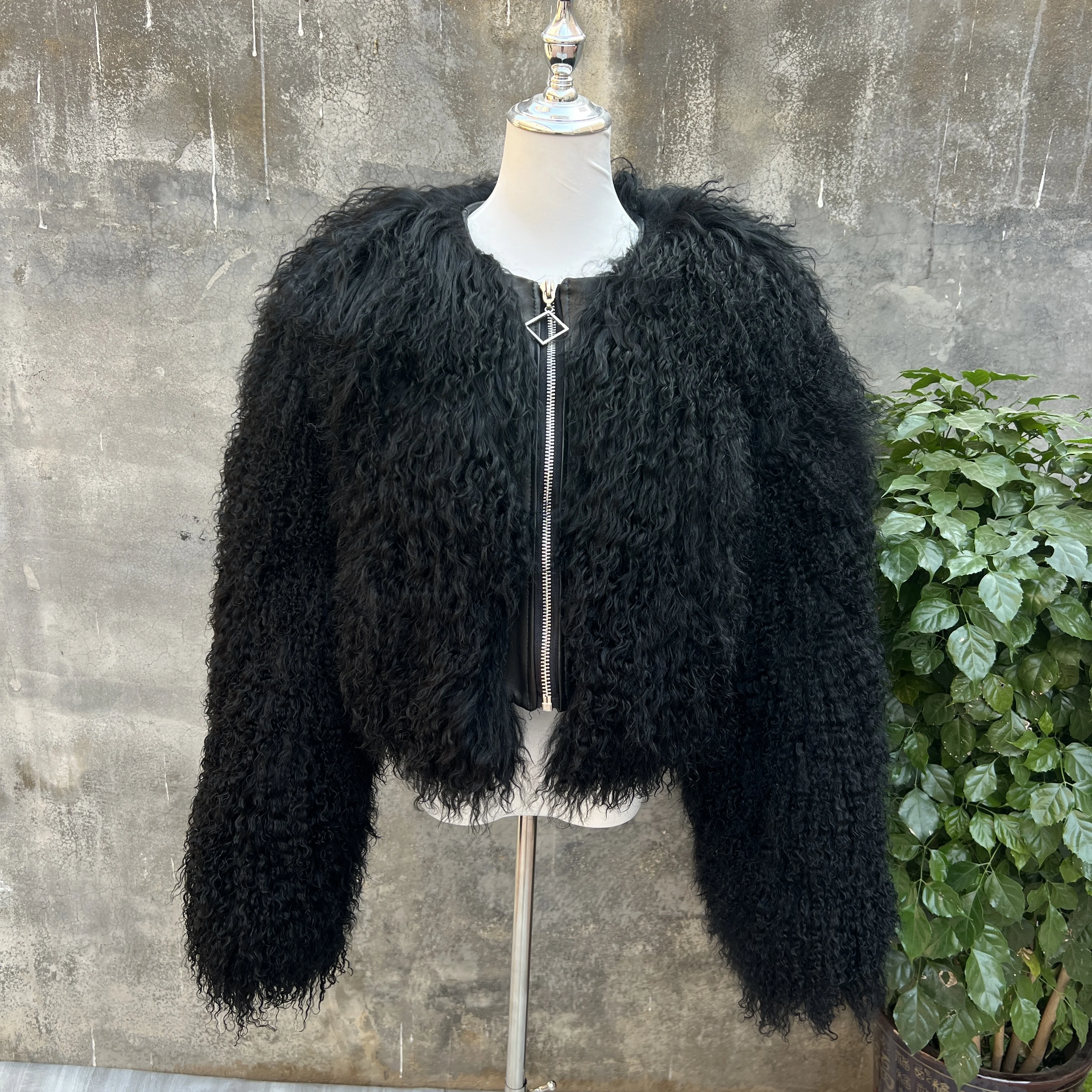 

2026 Winter New Real Fur Coat Woman Winter Warm Mongolian Sheepskin Fur Black Zipper Coat High Quality 40cm Short Jacket