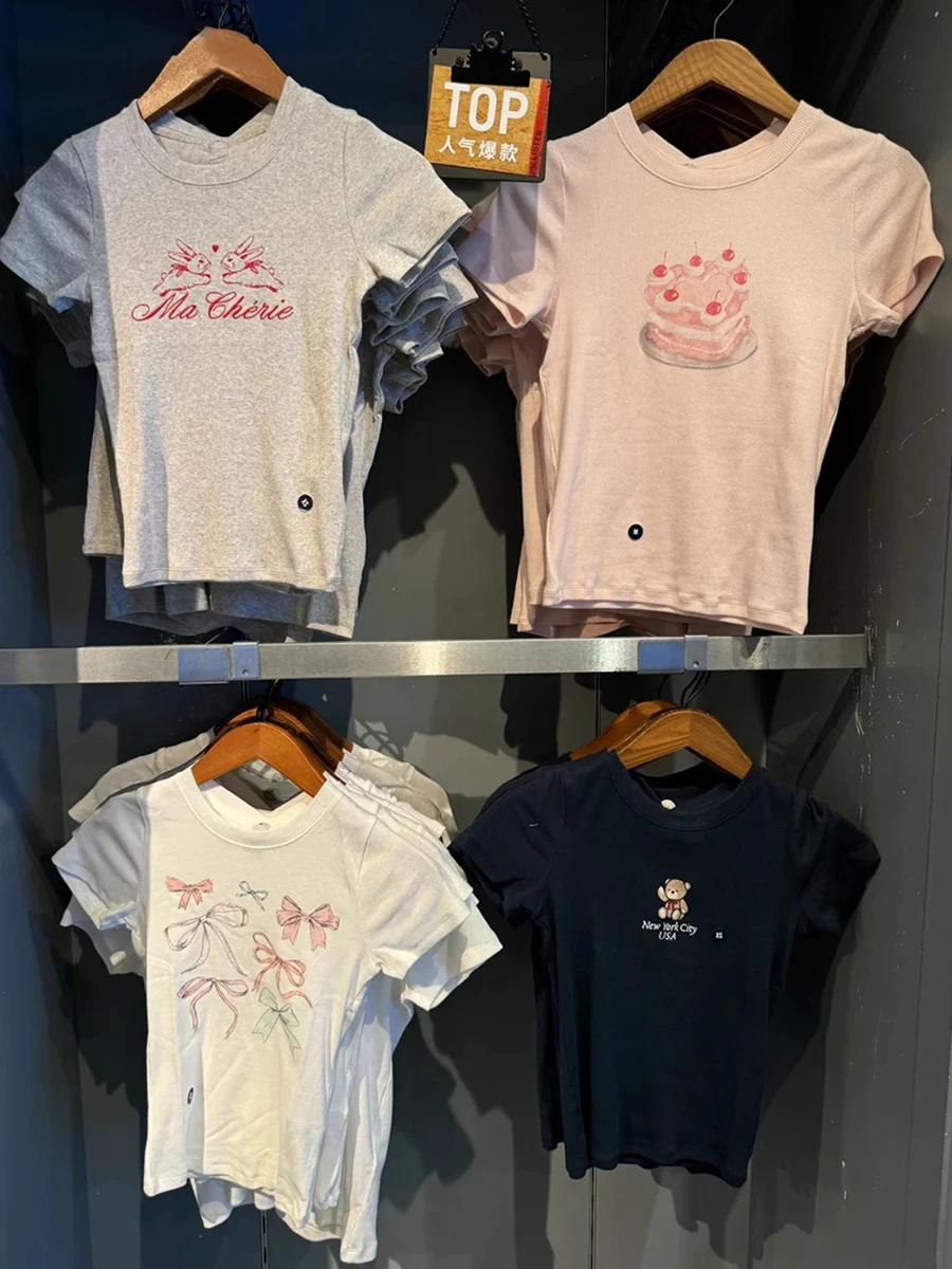 

Милая розовая футболка в рубчик с графическим рисунком торта, летние новые тонкие футболки с круглым вырезом и короткими рукавами, женские повседневные универсальные хлопковые укороченные топы Y2k