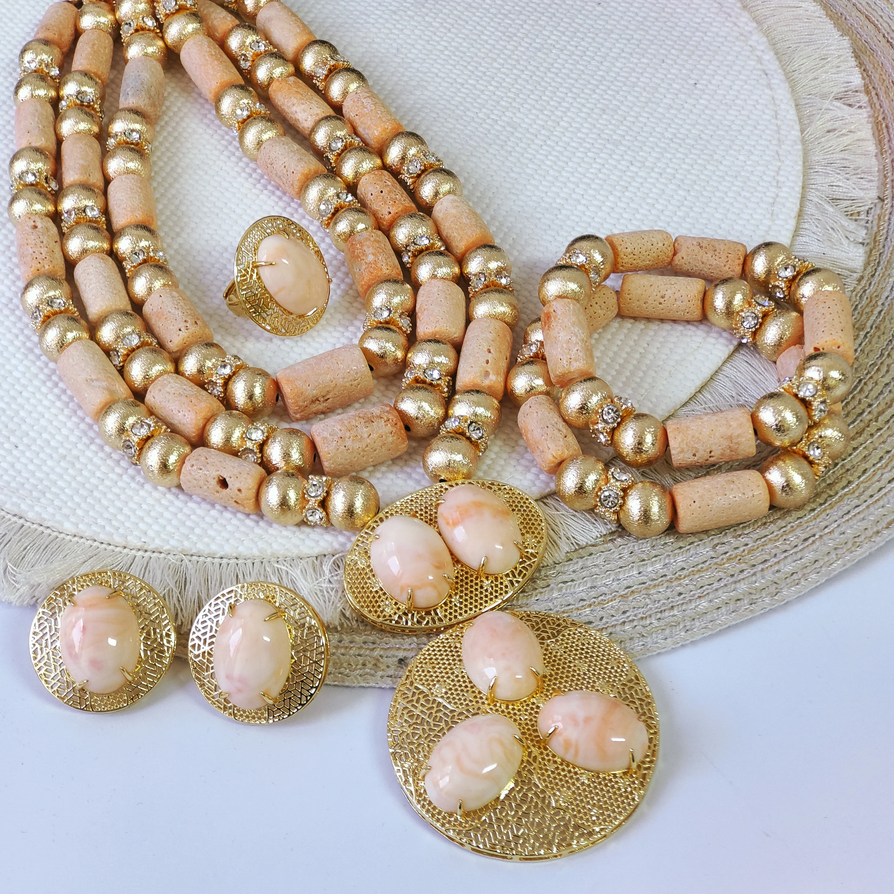 conjunto-de-joyeria-con-cuentas-de-coral-autentico-para-boda-tradicional-nigeriana