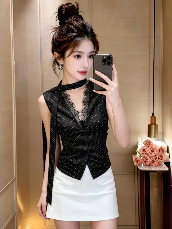 

Elegant V-neck Lace Trimmed Polka Dot Top Fashionable Summer 2026 Sleeveless Vest Loose Fit Girls Outerwear Regular Length