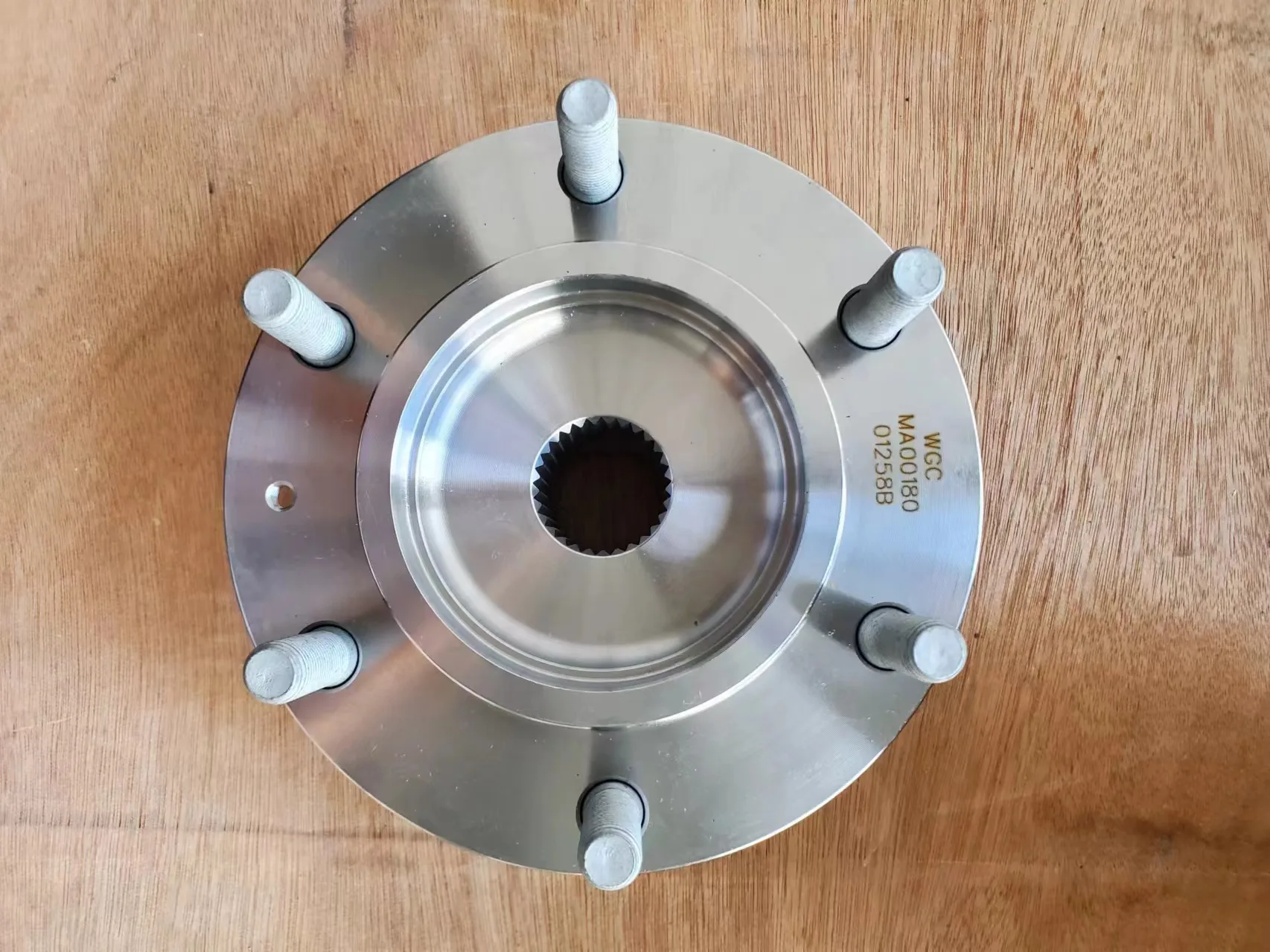 Compatible with Isuzu Pickup 8983951940 Front Wheel Hub for TFS85/4JJ3 D-MAX