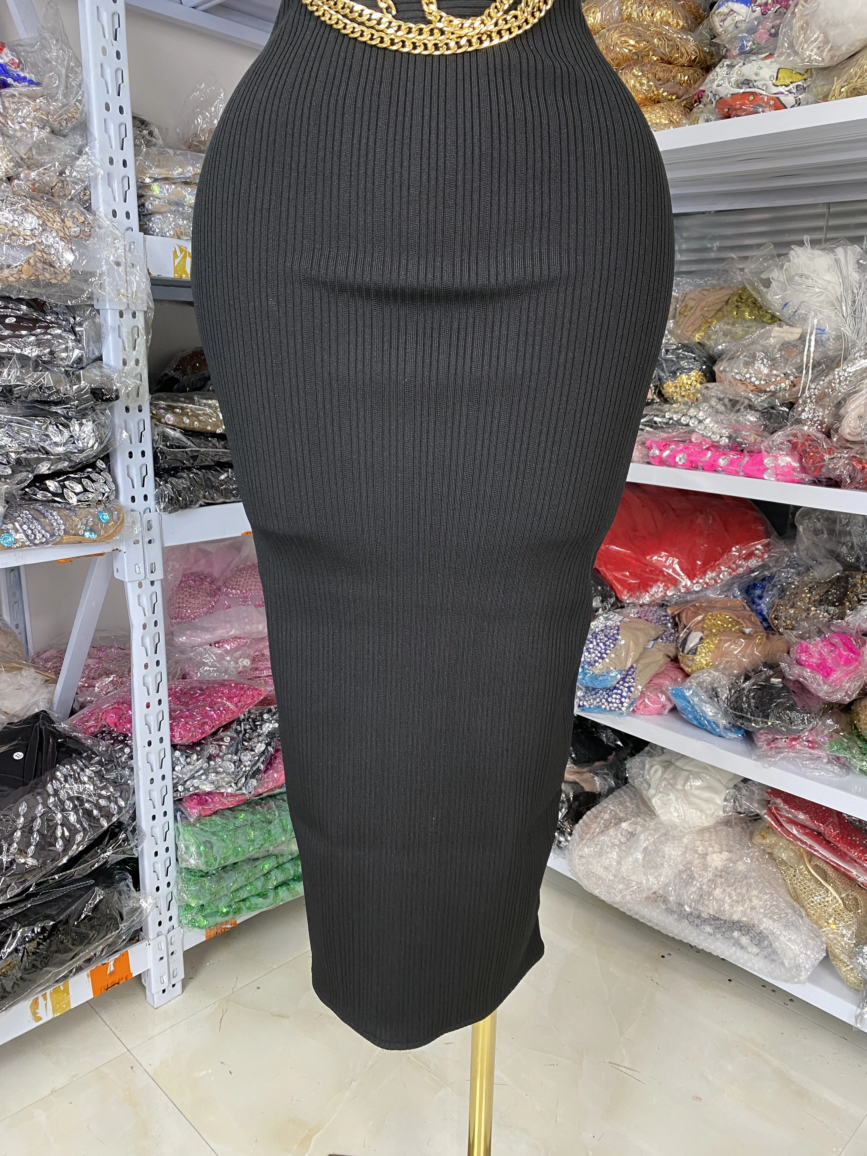 2025 New Design Black Bustier Halter Gold Chain Cut Out Midi Calf Rib Bandage Dress Knitted Evnening Club Party Dress Guest Look