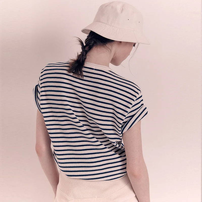 Gestreifte Kurzarm-2025, neue koreanische Version des modischen, lässigen, lockeren, farblich passenden, halboffen Kragen-T-Shirts für Damen