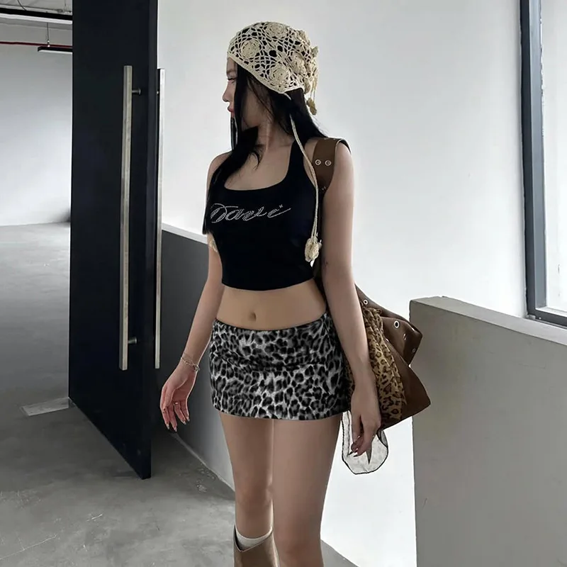 Minigonna sexy con stampa leopardata 2026 primavera nuovo arrivo tinta unita moda sottile gonna con stampa leopardata a vita bassa festa streetwear