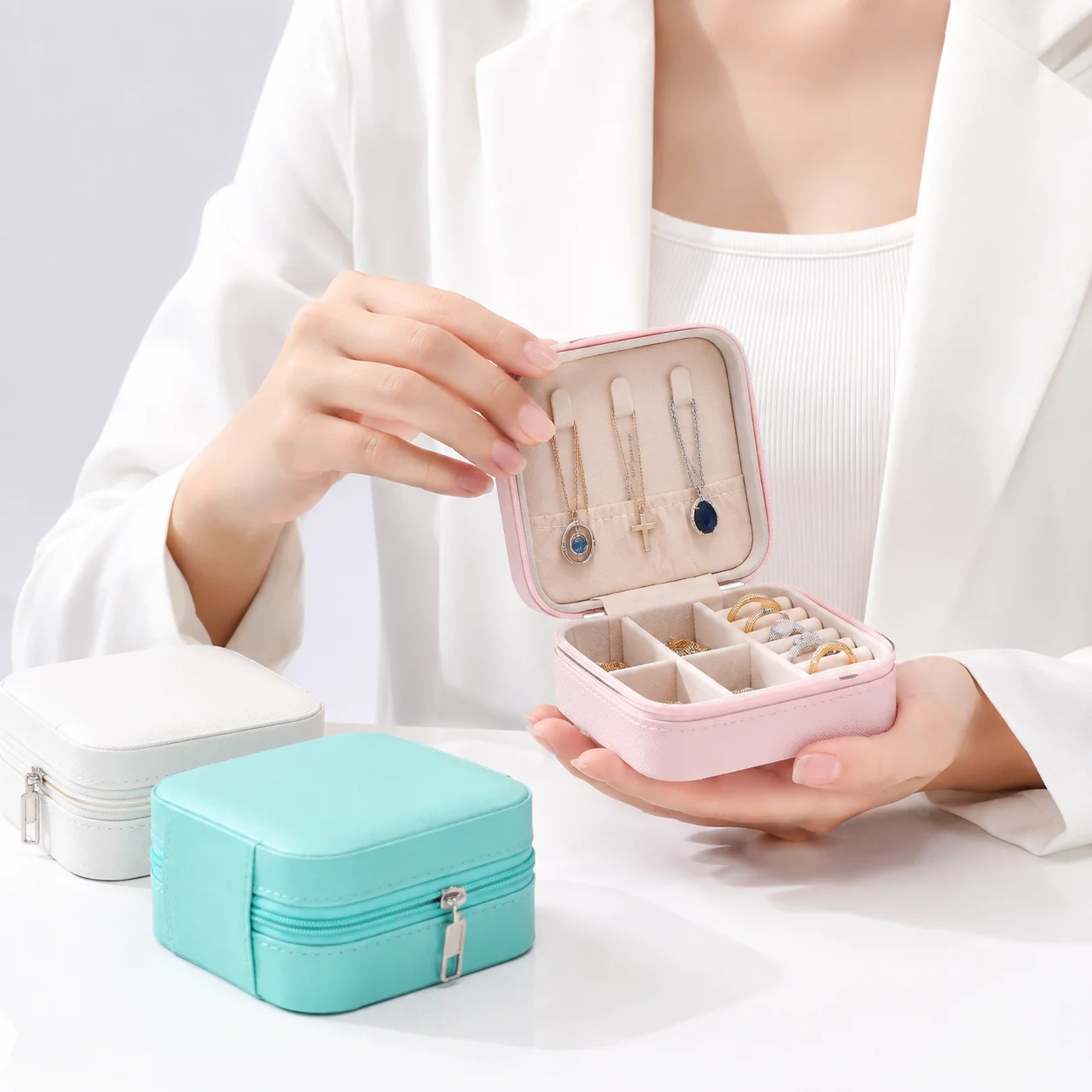 Tragbarer Schmuck-Organizer aus PU-Leder mit mehreren Fächern, Reise-Reißverschlusstasche für Ringe und kleine Accessoires – Detail 2