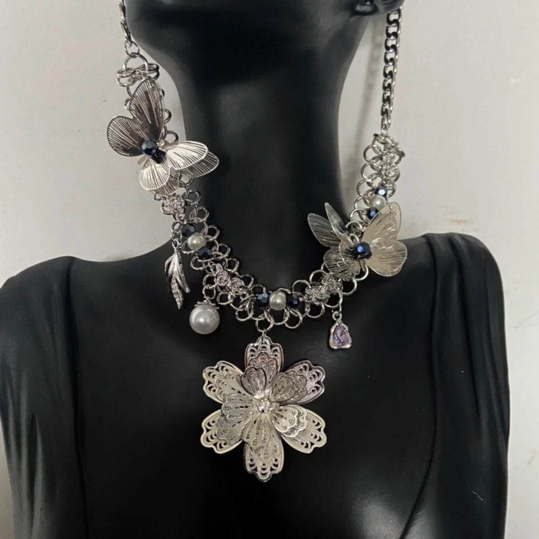 

DUTRIEUX Neo-Gothic Punk Heavy industry Butterfly Flower Pendant Clavicle Chain Necklace Unique Design Sensation Choker Jewelry