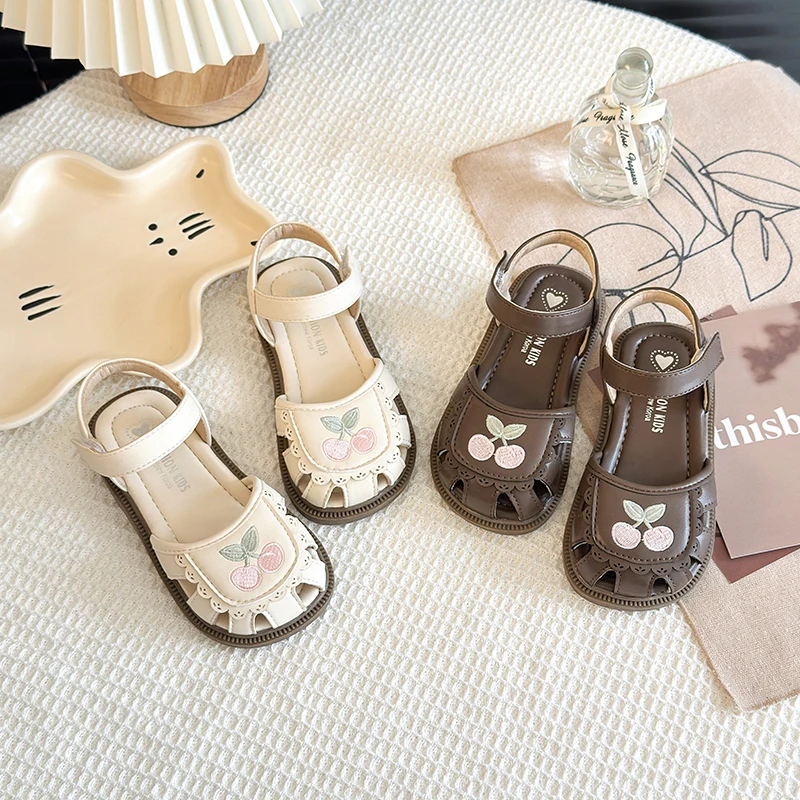 

Детские сандалии Mumoresip с закрытым носком, летние, новые, с рюшами, вышитые, для девочек, с вырезами, дышащие, на плоской подошве