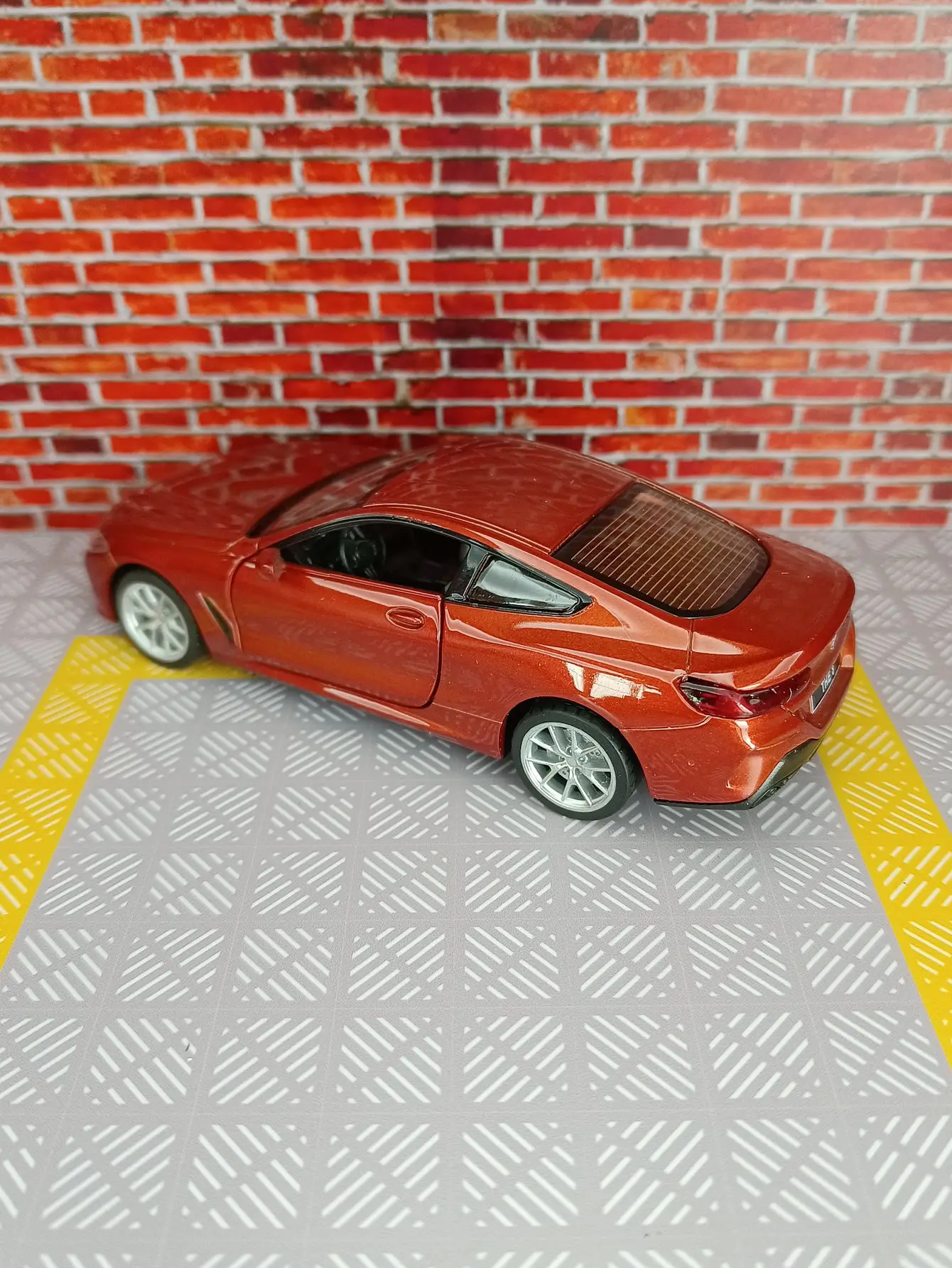 Модель автомобиля 1:35 BMW M850i Coupe из сплава, литая металлическая игрушка, модель спортивного автомобиля, имитация звука и искусственной коллекции, детские подарки