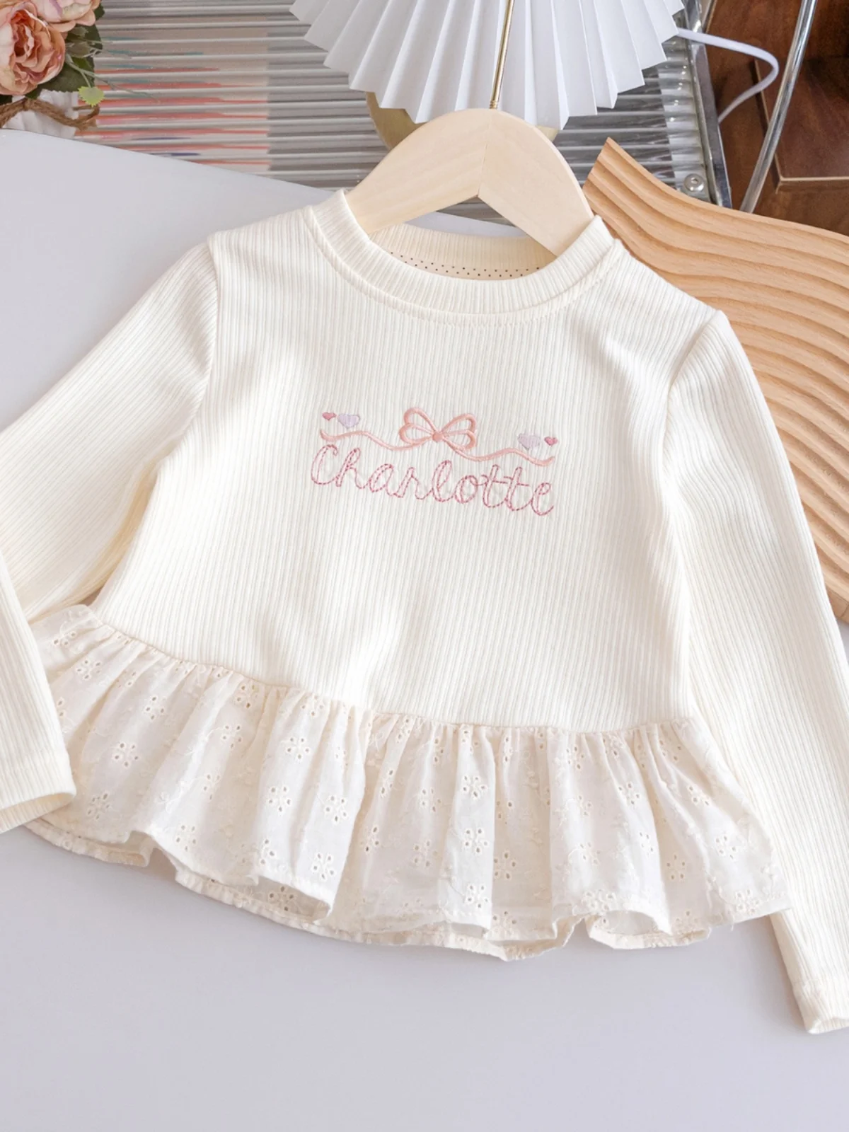 

Новинка 2025: Модная детская одежда для девочек на весну-осень, базовая футболка с кружевным подолом и полосатым дизайном, для повседневной носки, из других материалов