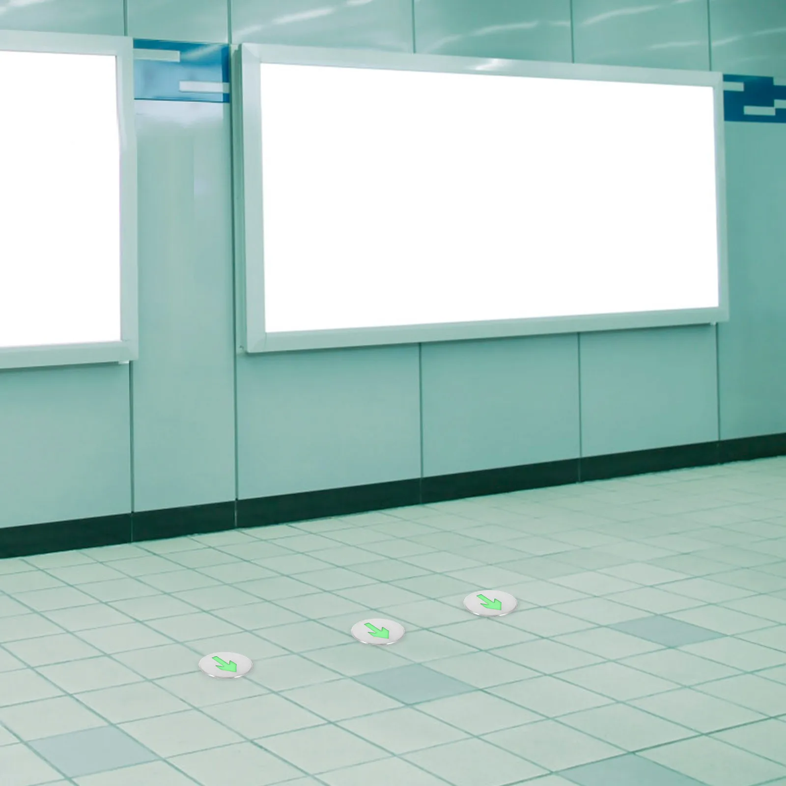 علامة أمان على شكل سهم متوهج لطوارئ الأرضية - علامة خروج ليلية مضيئة للسلامة من الحرائق من الفولاذ المقاوم للصدأ