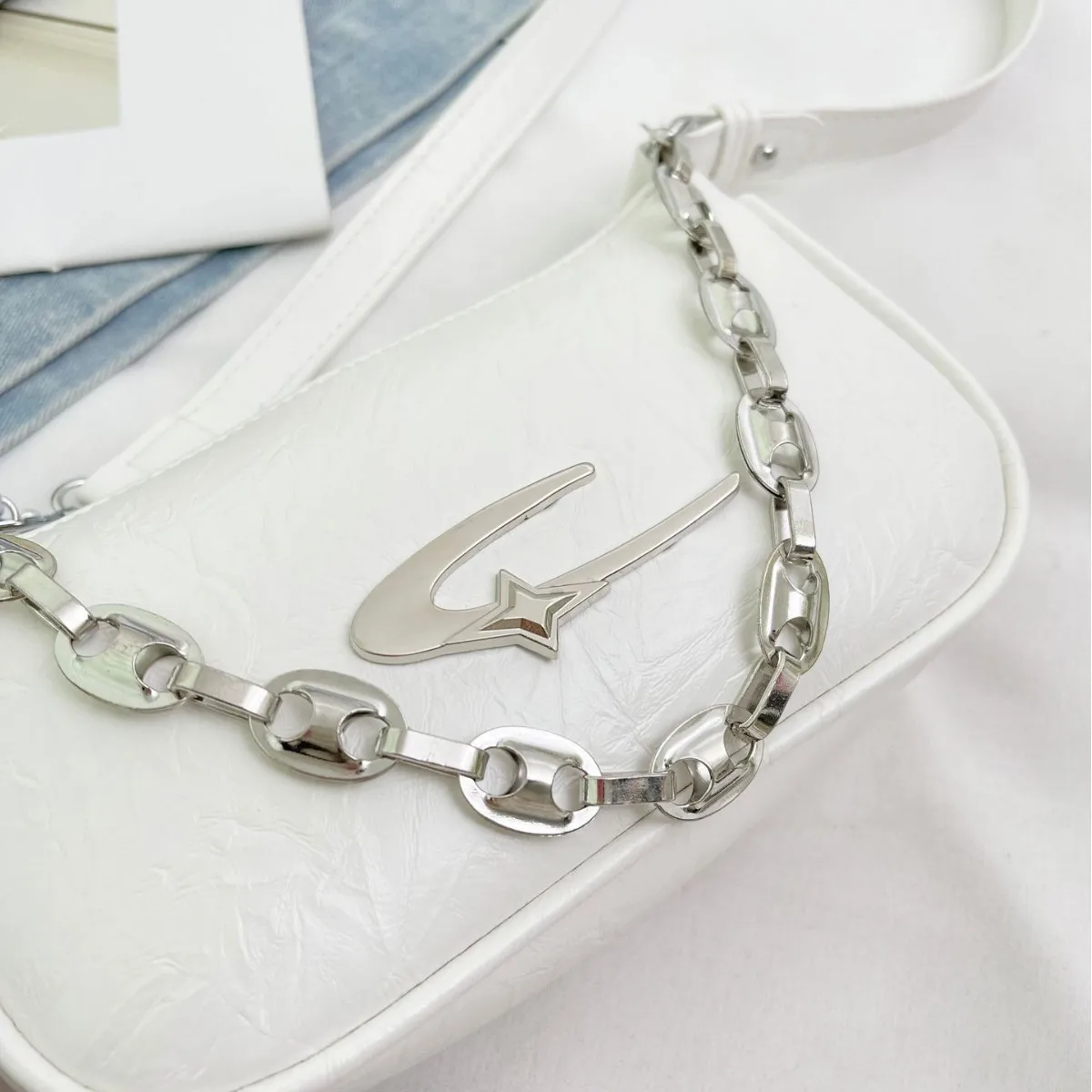 Schicke Strukturierte Casual Tragetasche mit Silberkettendetail Unterarmtasche Abnehmbarer Anhänger Trendige Mini-Schultertasche für Frauen Alltag – Detail 8