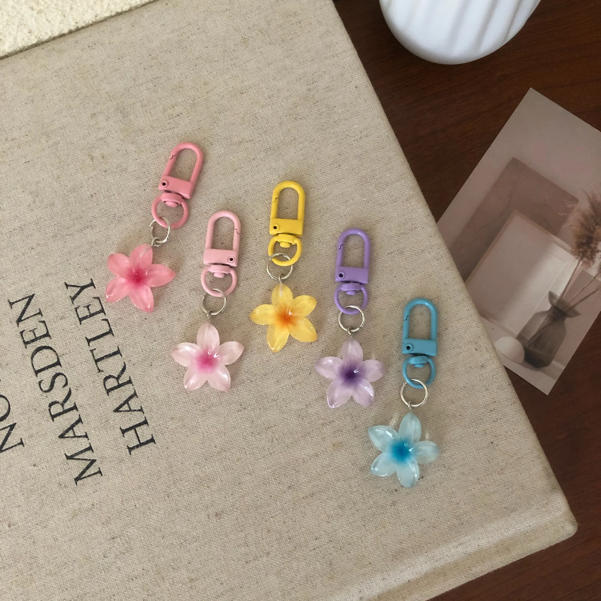 

Little Flower Colorful Keychain Sweet Resin Gradient Key Chain Transparent Color Diy Cute Bag Keychains Pendant Girls Jewelry