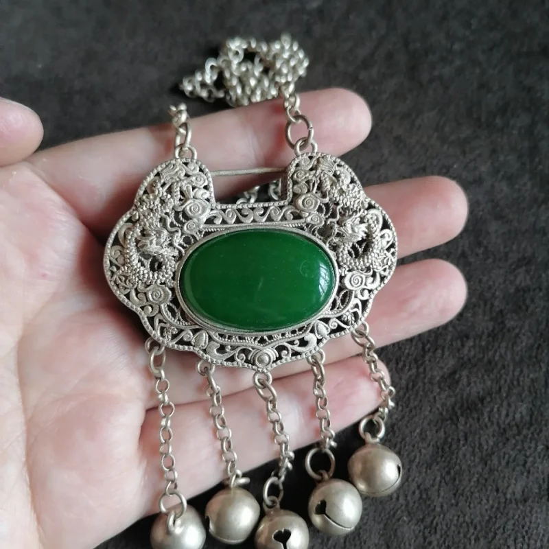 

Коллекционная тибетская площадка, ожерелье с подвеской в виде замка мира из старого серебра, инкрустированное зеленым агатом