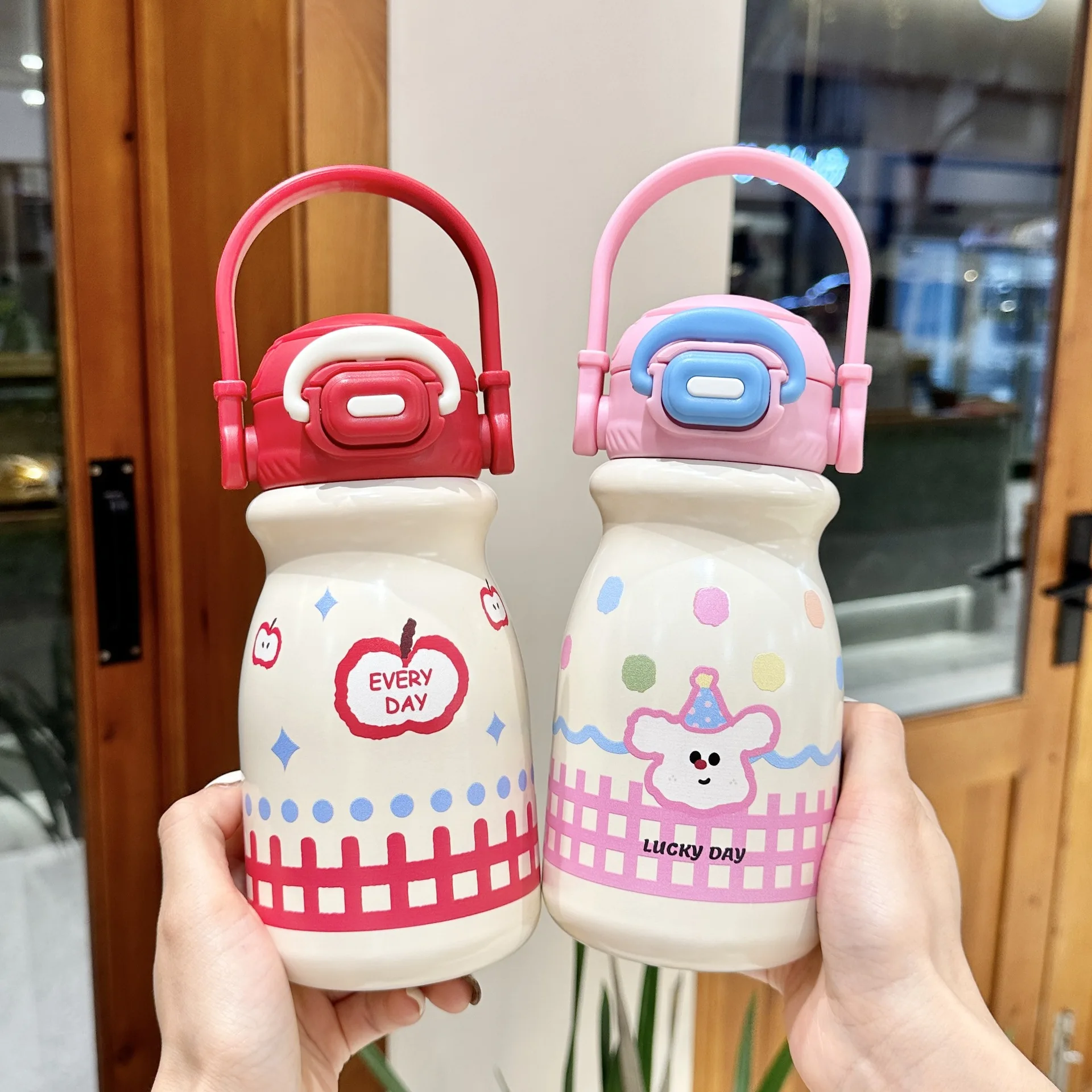 Przenośna butelka na wodę ze słomką Capybara z antypoślizgową podstawką, termos próżniowy ze stali nierdzewnej 316 zapobiegający oparzeniom, do bezpośredniego picia.