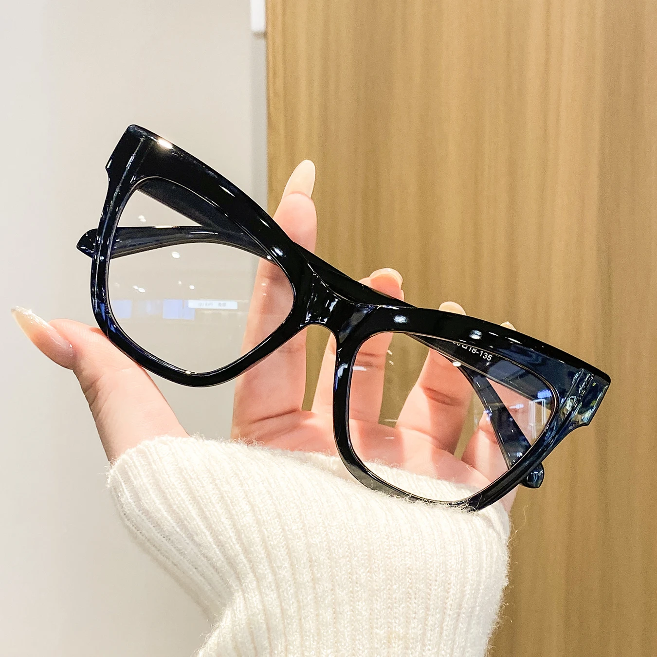 1 Pair of Women's Glossy Black Retro Cat-Eye Square Frame Decorative Non-Prescription Glasses, Stylish and Sophisticated Women's Glasses, Suitable for Daily Outings, Store Visits, and Girls' Gatherings