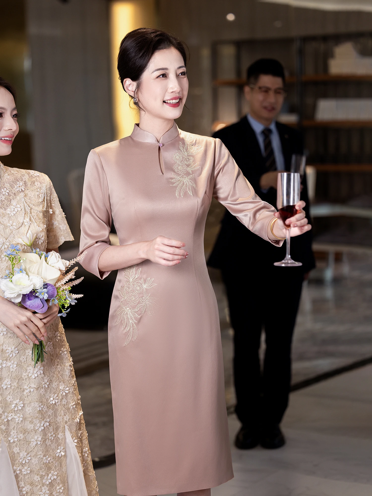 

Розовое свадебное платье-ципао средней длины для церемонии и повседневной носки, с вышивкой, из смесового полиэстера