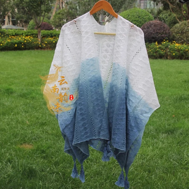 

Тонкая мода в этническом стиле с вырезом тай-дай и шалью