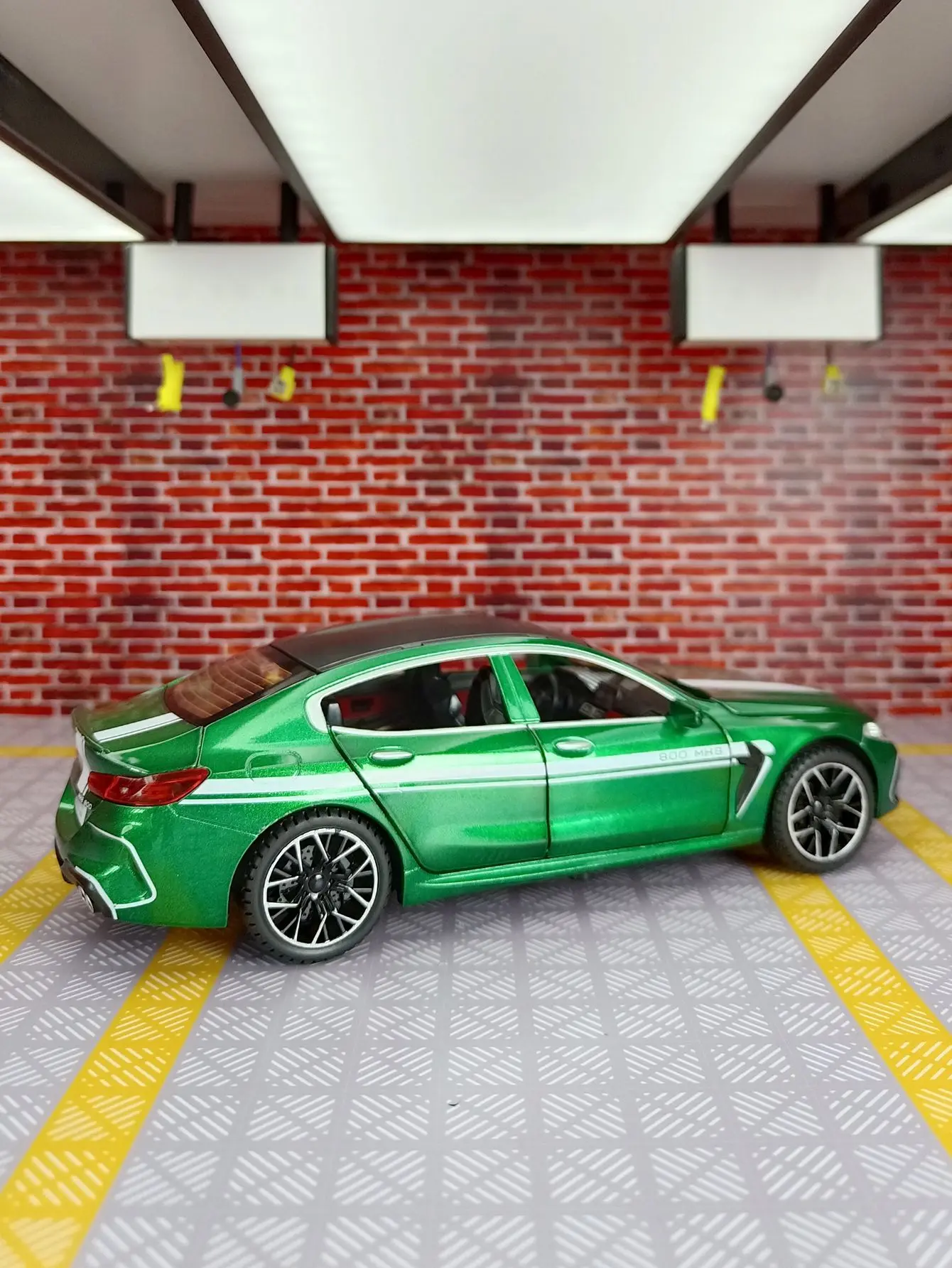 1:24 M8 legering automodel deuren en motorkap kofferbak kan akoestisch-optische pull-back speelgoedauto-cadeaus voor kinderen openen.