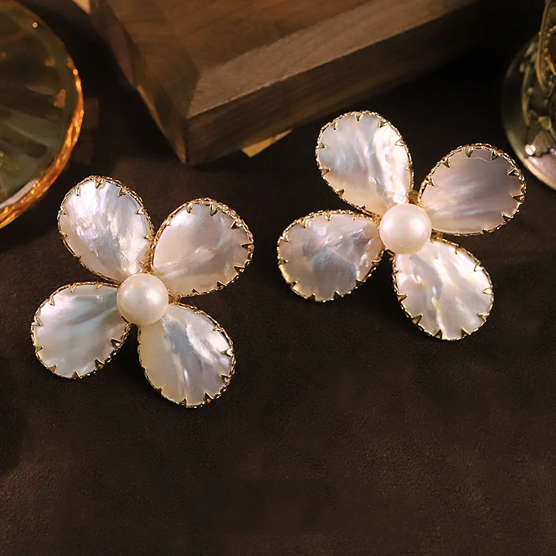 

Original Natural Pearl Shell Four-Petal Flower Stud Earrings for Women Sweet Elegant Style Fashion Jewelry Daily Party Wear Gift