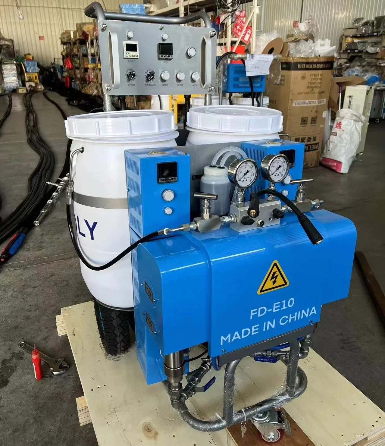 Machine de mousse de pulvérisation de polyuréthane à cellules fermées FD-E10H pour utilisation d'isolation murale