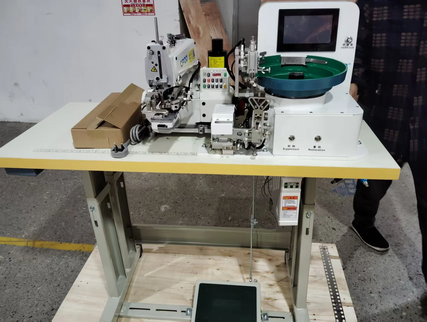 QK-998-1 High Speed Metal Plastic Buckle Vertical Straight Button Automatic Feeding and Button Attaching Sewing Machines