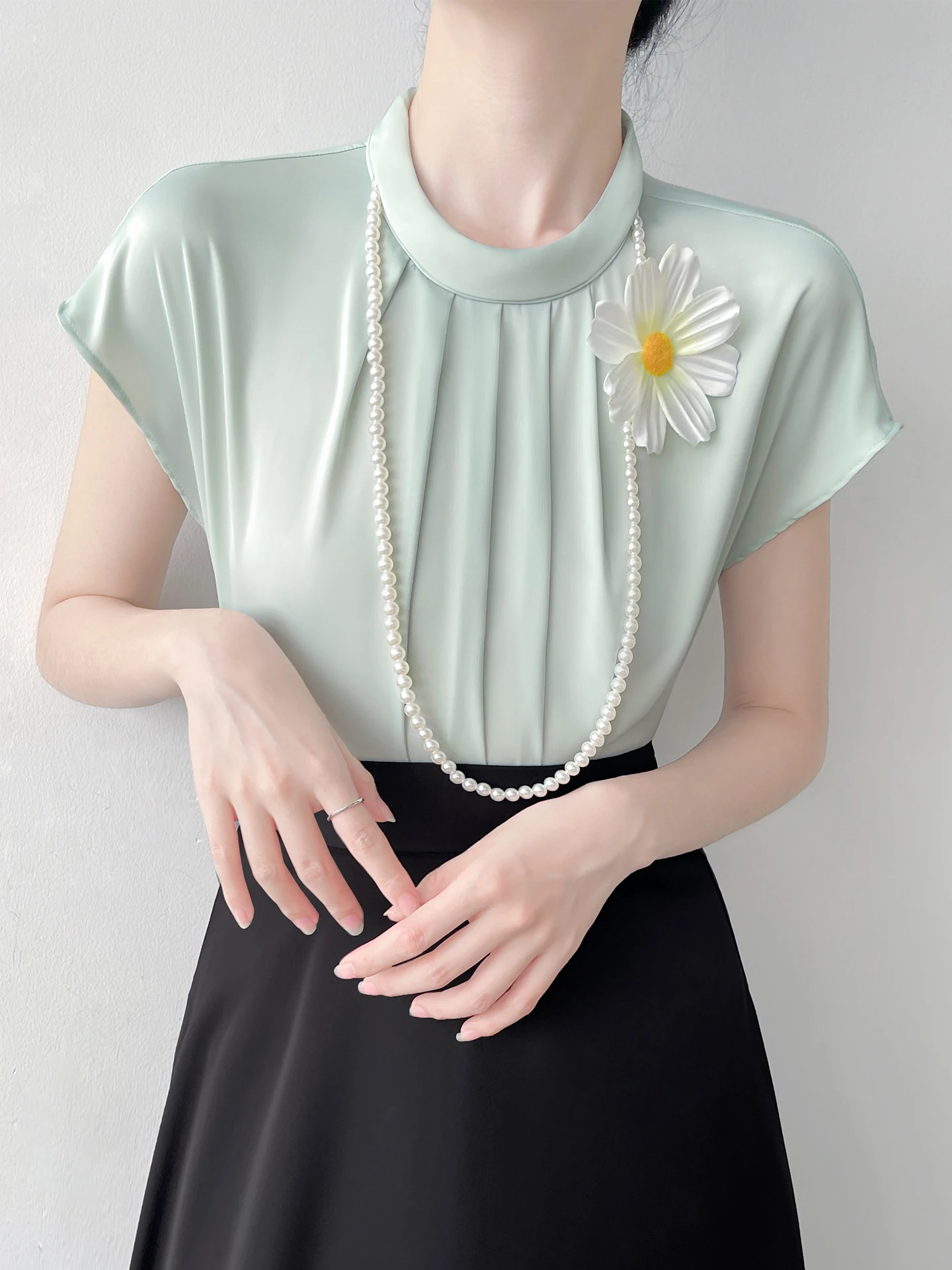 

Шелковая женская летняя блузка с коротким рукавом, новая модель, драпированный топ в корейском стиле, свободный крой, дышащая, приятная к коже