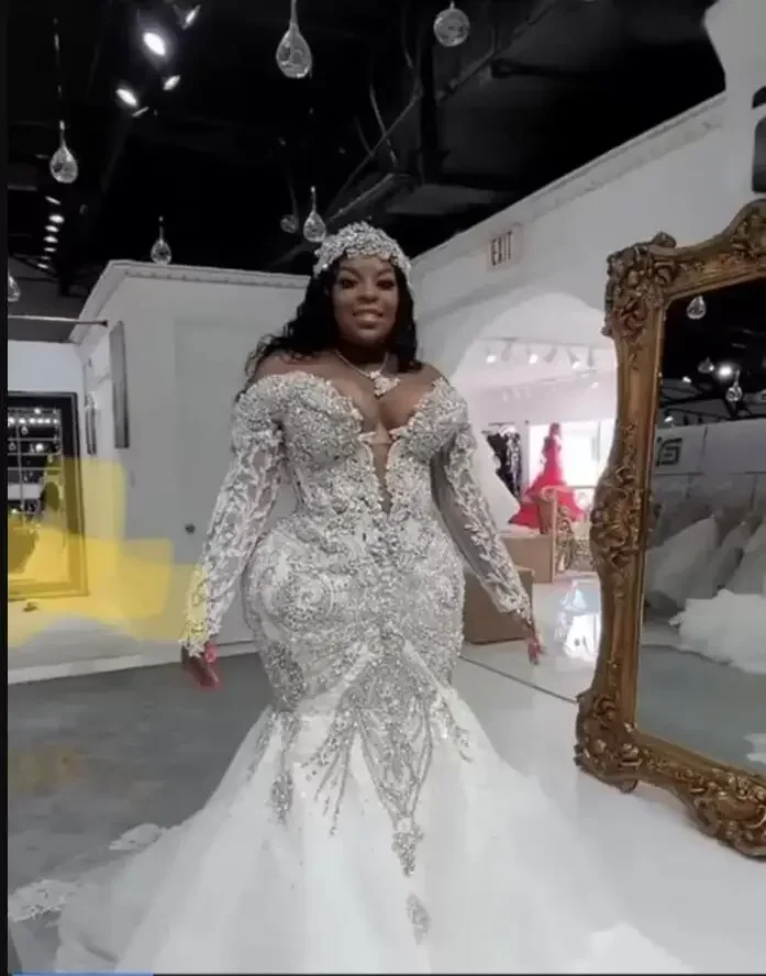 Suknie ślubne syreny plus size z głębokim dekoltem w serek, odkrytymi ramionami, koronkowymi aplikacjami, afrykańskimi warstwami i falbanami, szyte na miarę.