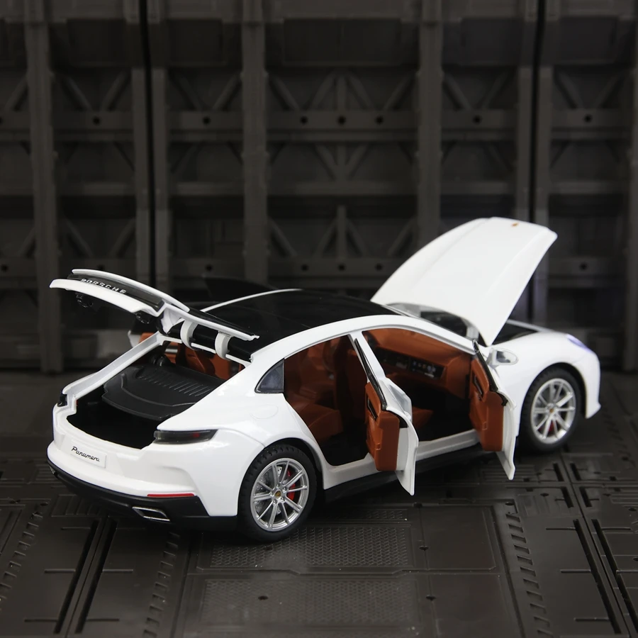 1:24 تحاكي نموذج سيارة بورش باناميرا المصنوعة من خليط معدني، وجمع أبواب السيارة التي يمكن فتحها بالصوت والضوء، وزخارف السيارة الخارقة
