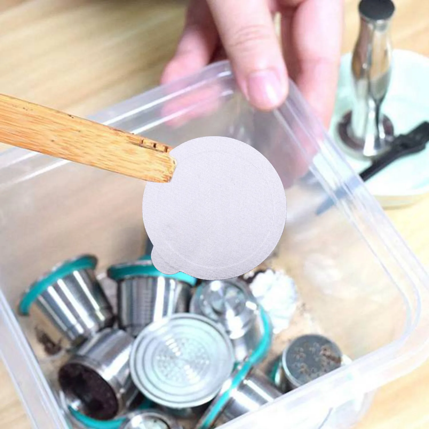 ฝาปิดเอสเปรสโซทำจากอะลูมิเนียม200ชิ้นสามารถใช้ซ้ำได้กับแคปซูลกาแฟซึ่งเข้ากันได้กับเนสเปรสโซ่ที่ไม่สามารถใช้ได้กับเส้นผ่านศูนย์กลาง