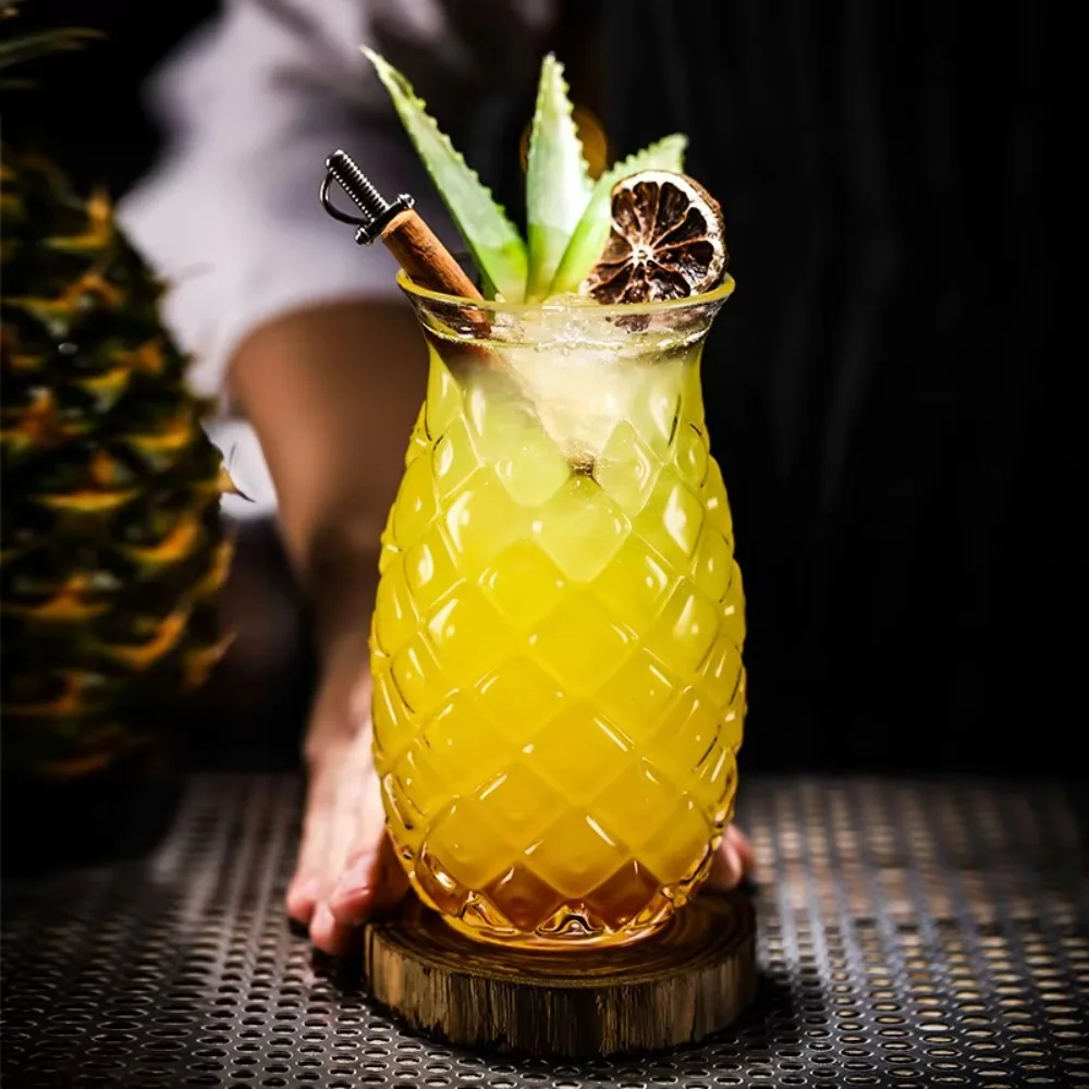 

Bar Supplies Transparent Pineapple Shaped Glass Cup 480 ML Embossed Cold Drink Cup with Straw Coffee Mug Home