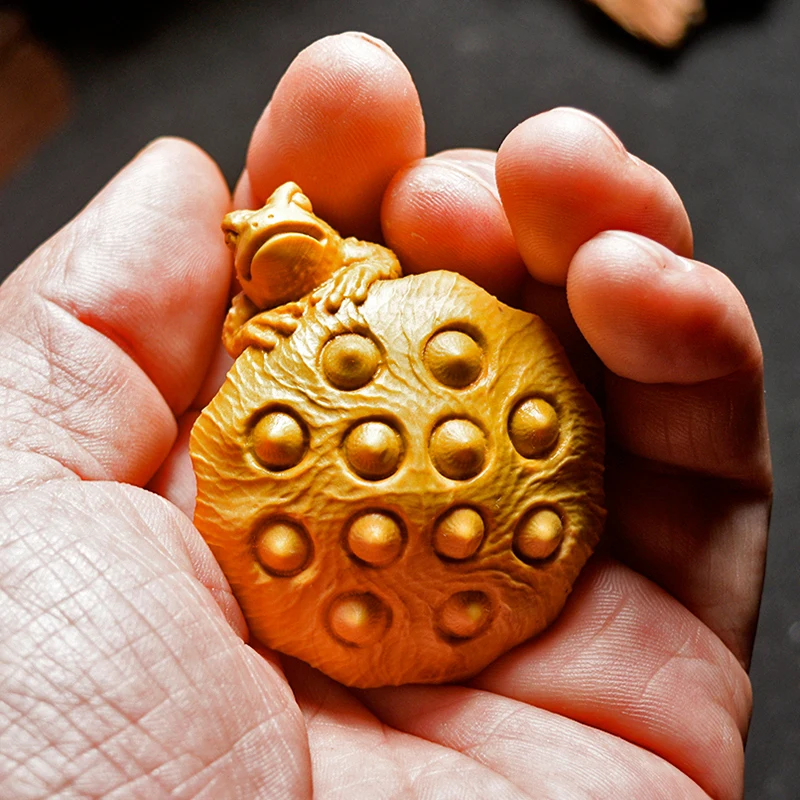 

Exquisite boxwood carvings golden toads lotus pods portable handicrafts small ornament Statue