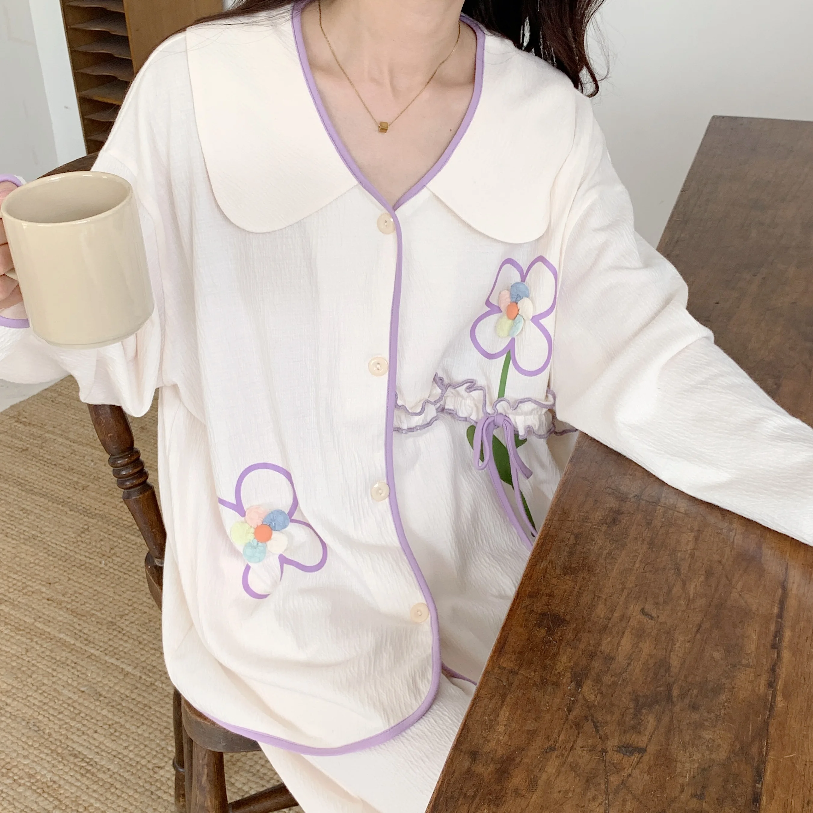 طقم بيجامة نسائي من ElyraLux مطرز بالزهور بتصميم كلاسيكي من القطن الموسلين الناعم بأكمام طويلة لملابس المنزل الربيعية