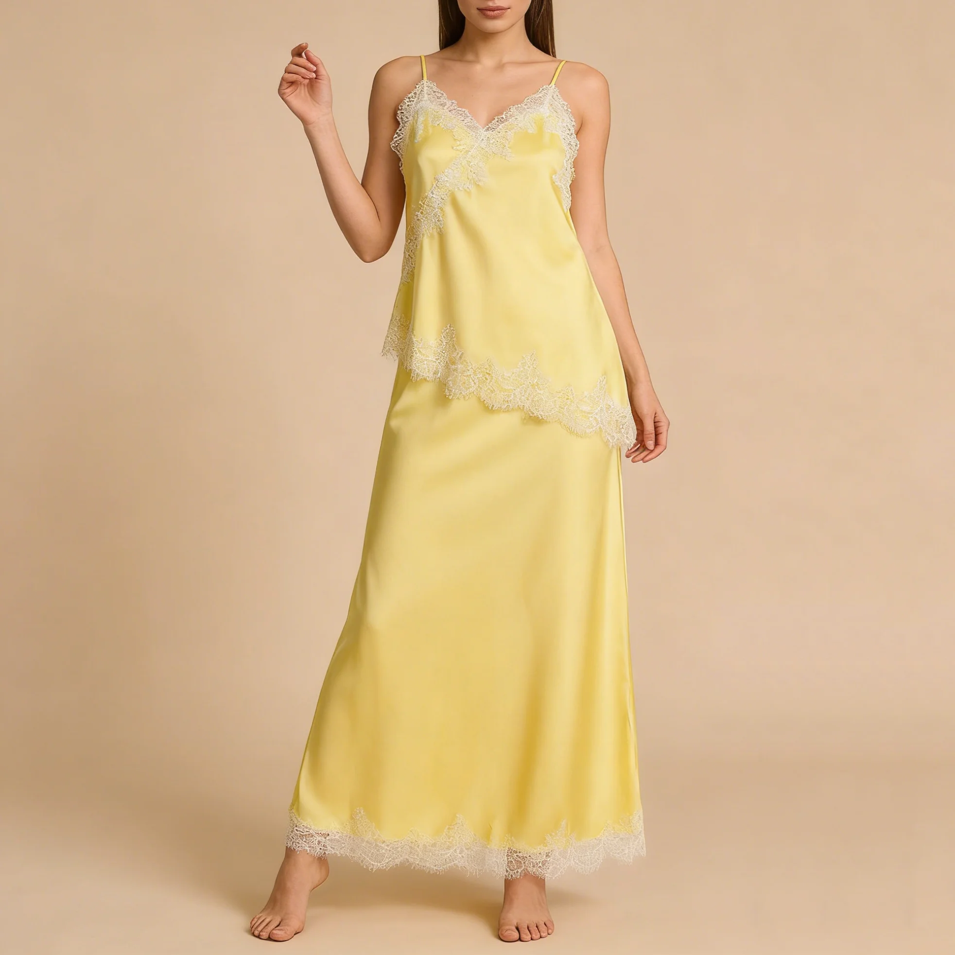 

Комплект CiCi из двух предметов: топ на бретельках с кружевной отделкой и макси-юбка из атласной ткани. Повседневная домашняя одежда. Модная коллекция Весна-Лето 2026.