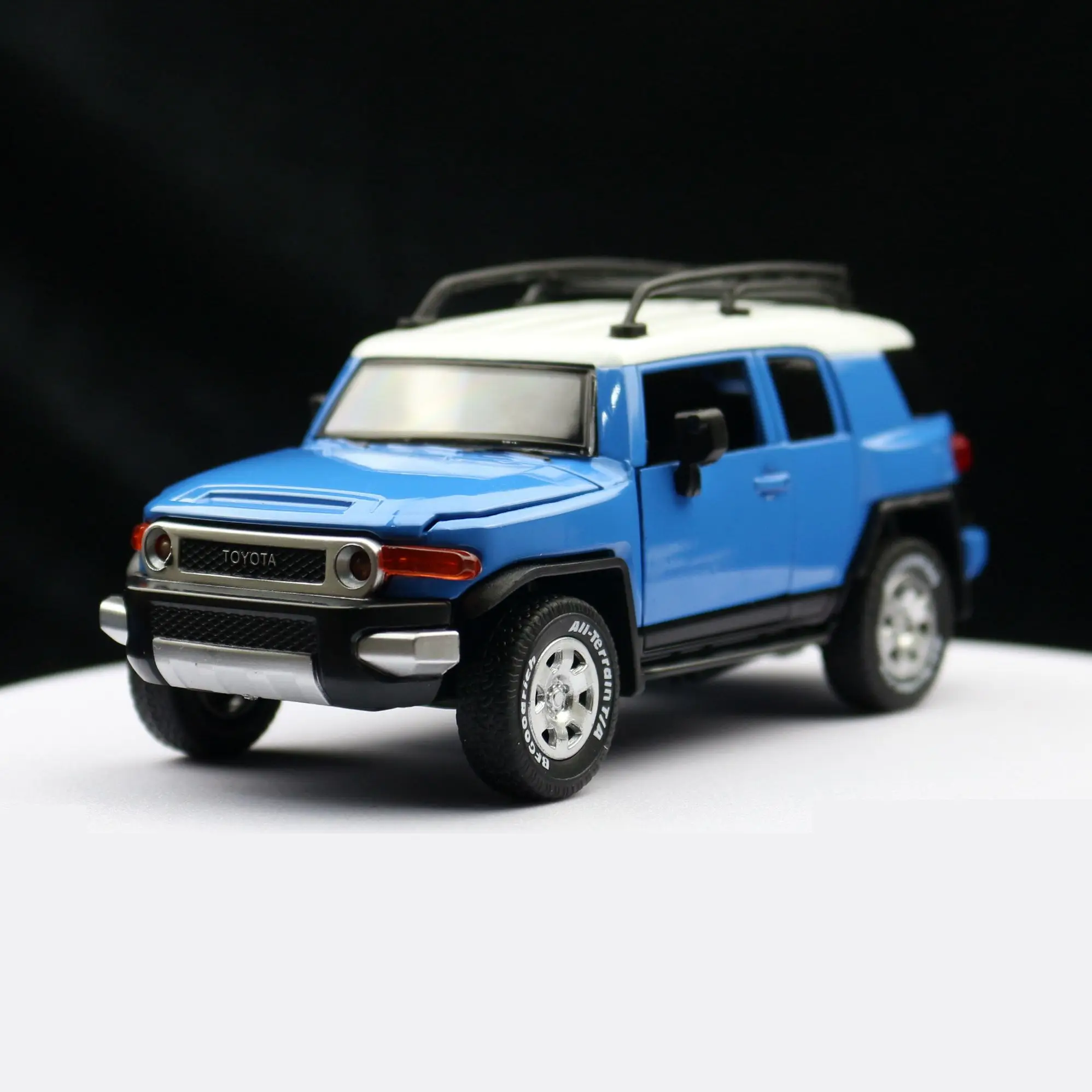 1/32 TOYOTA Cruiser FJ Toy Car Model Diecast Alloy SUV Off Road Collection Pull Back Sound & Light Gift For Children Kid Boys