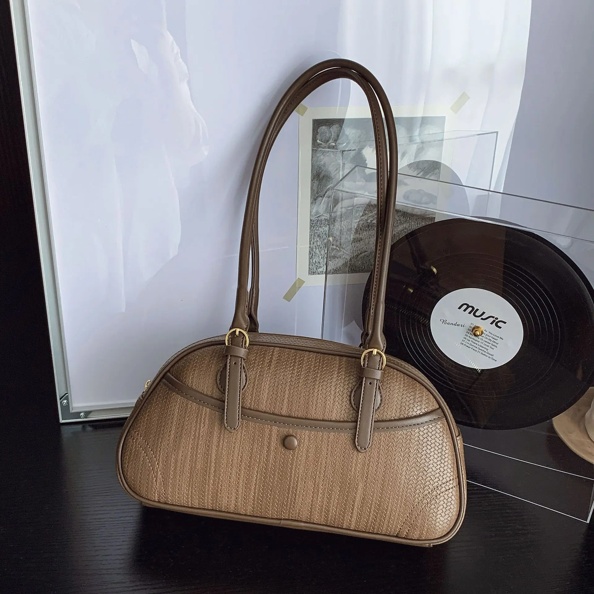 

2025 Autumn New High-end Retro Commuter Underarm Bag Bowling Bag Women's Casual Temperament Shoulder Bag