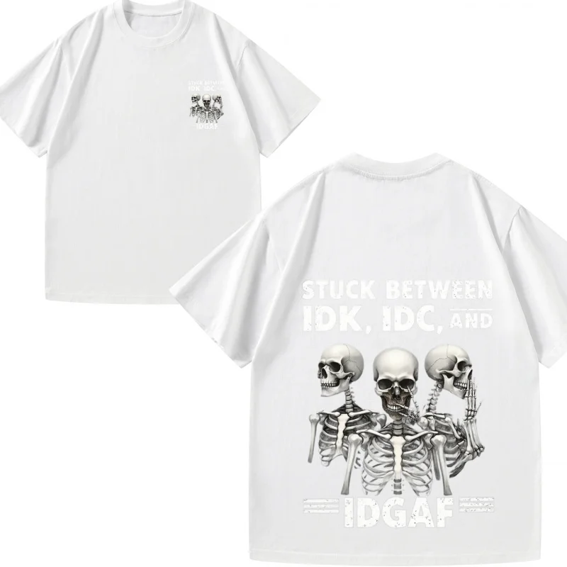 تي شيرت رجالي هيكل عظمي أسود مطبوع عليه نص عالق بين IDK IDC و IDGAF سيناريوهات الهالوين تي شيرت غير رسمي للرجال
