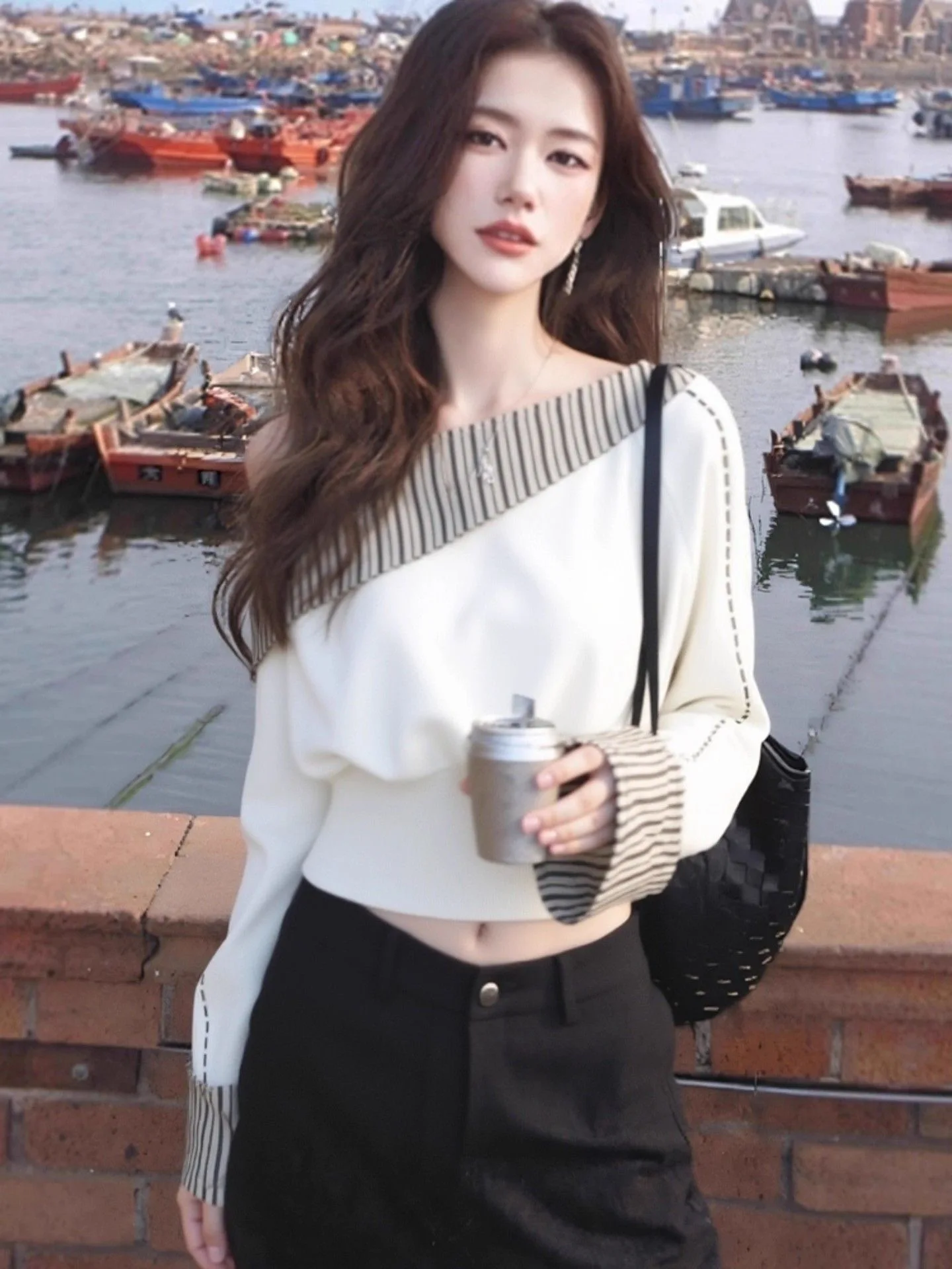 

Женская приталенная толстовка с асимметричным плечом, полосатыми вставками, утягивающим поясом и длинными рукавами, белая, осень 2026