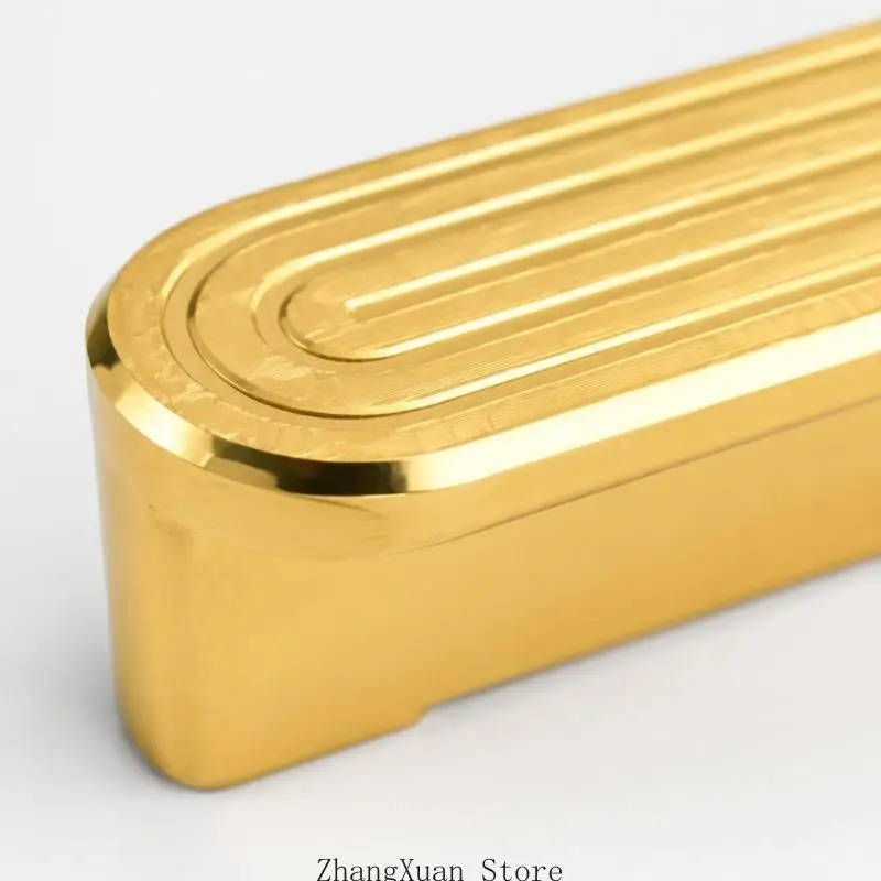 Goldfarbene Schrankgriffe mit einer glatten, abgerundeten Außenform 3XUF – Detail 4