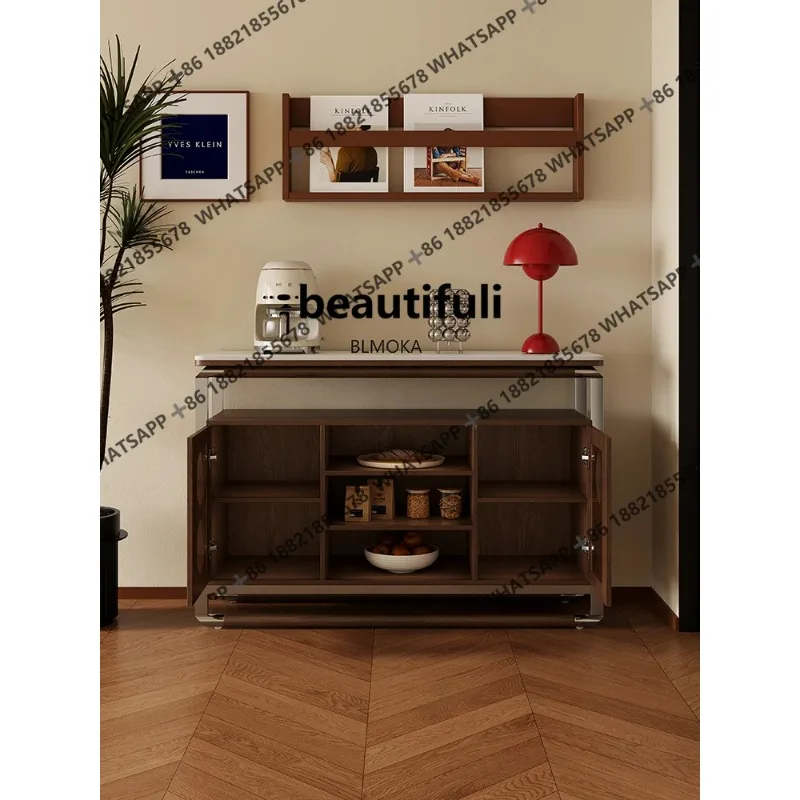 

В боковом шкафу, антикварная каменная плита из цельного дерева интегрируется при хранилищем у стены. Бытовая сторона хранения