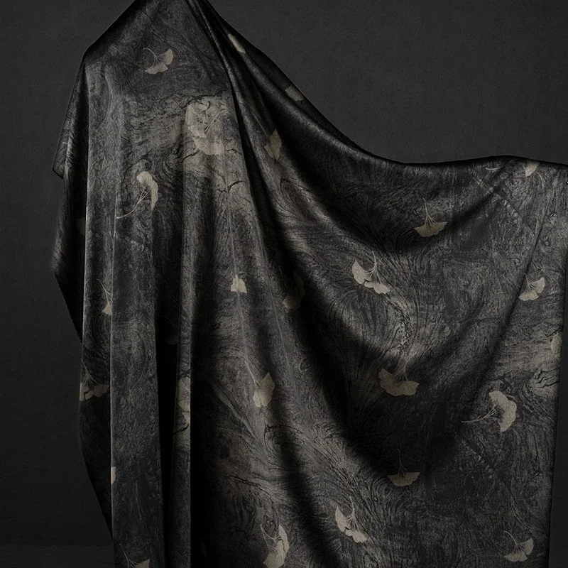 

Черная, серебряная плиссированная ткань, листья гинкго билоба, имитация уксусной кислоты, царапины, цветов, одежда «сделай сам», дизайнерская ткань для шитья