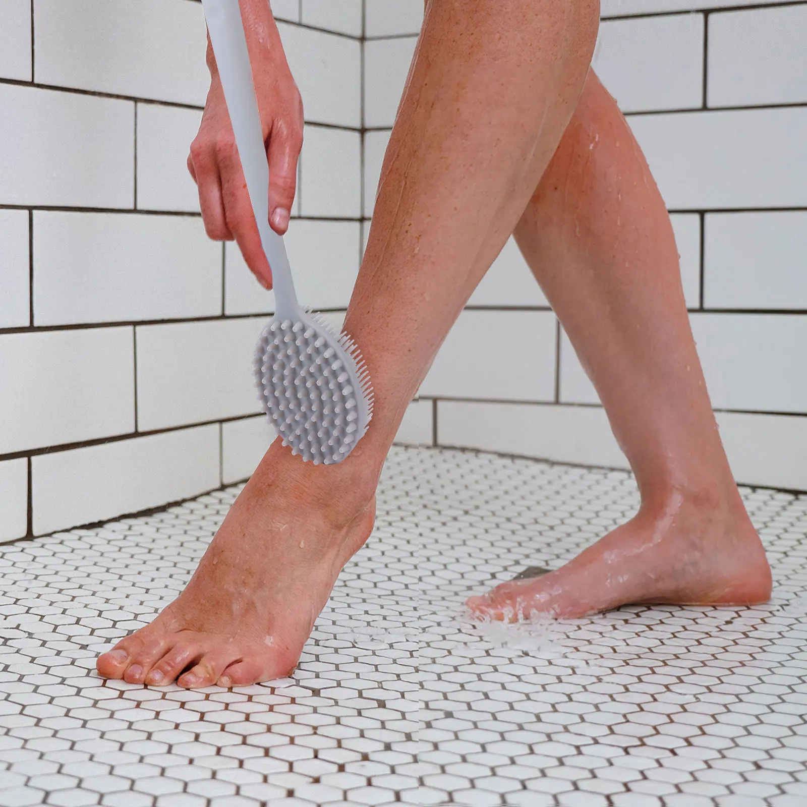 

1pc Silicone Bath Brush Long Handle Smooth Durable Lightweight With Hanging Hole Whole Body Scrubber Back Cleaning Tool