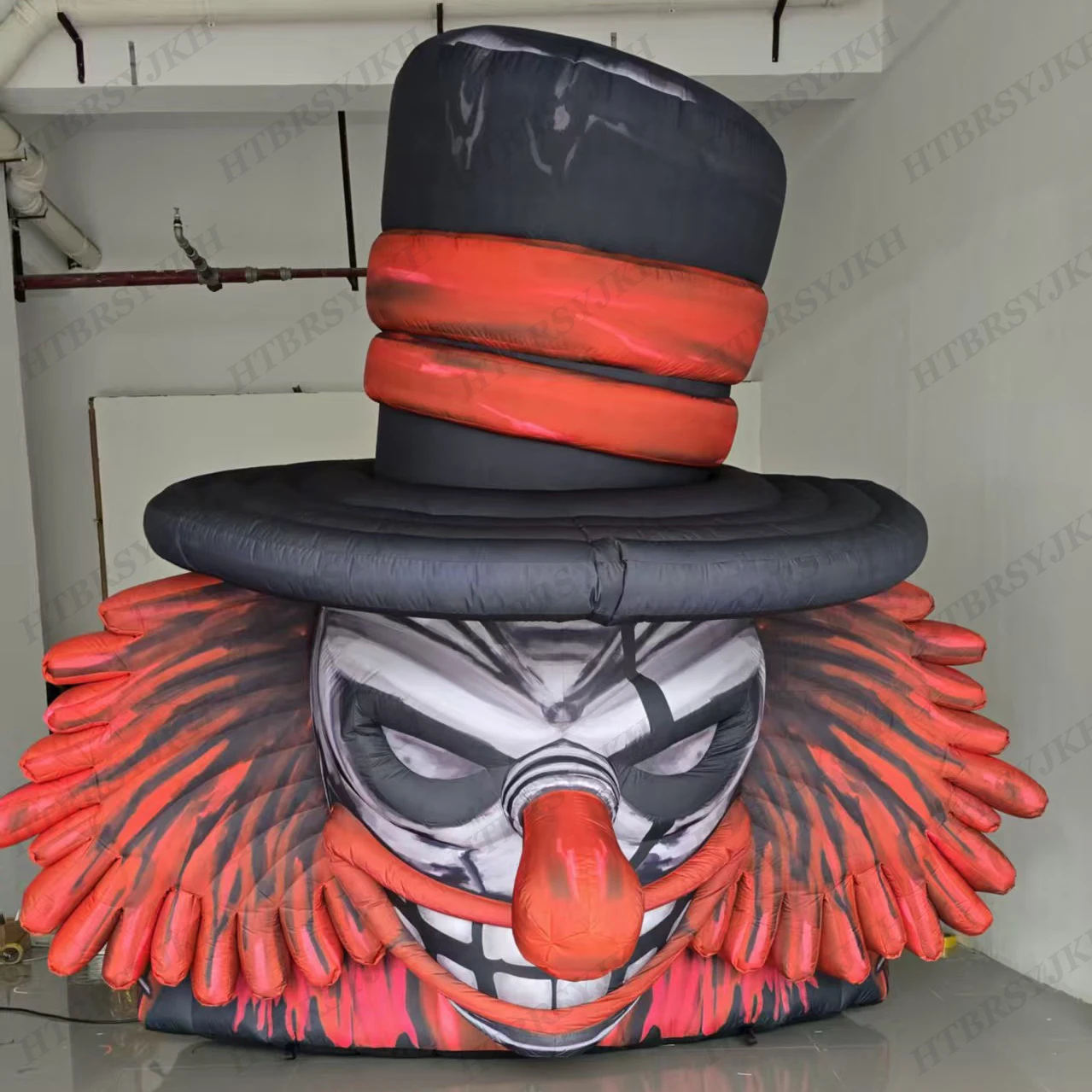 

Гигантский реалистичный злой надувной клоун Джокер Страшный декор на Хэллоуин Дом с привидениями Опора Жуткая улыбка Открытый двор Вечеринка Дисплей