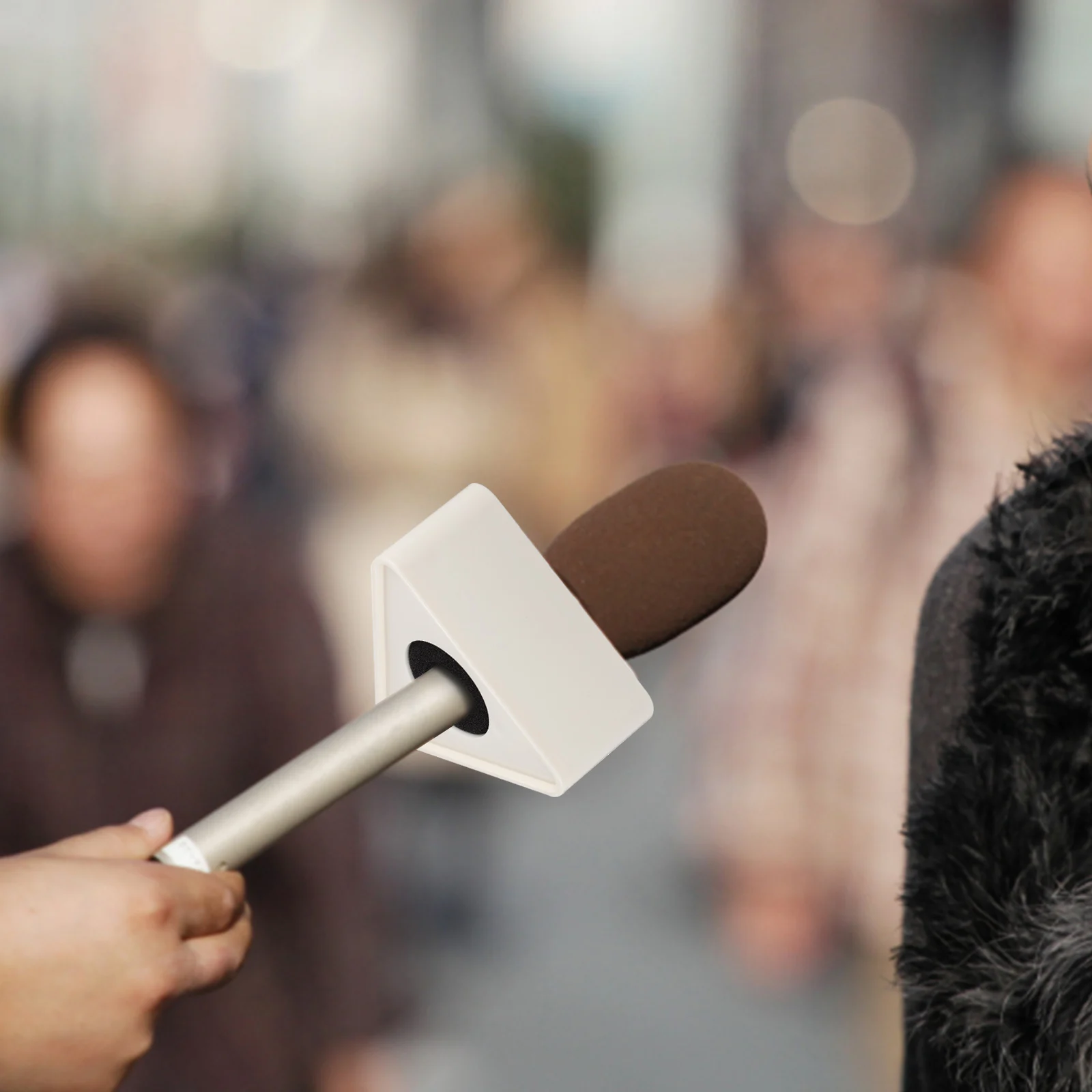 

Mic Interview Logo Flag Station 4Pcs ABS Cube Shaped Microphone Logo Display Stand for KTV Party Events